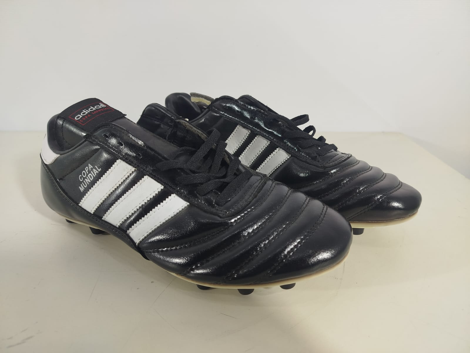 LOTE MIXTO DE ACCESORIOS: GORRAS, GORROS, SOMBREROS, BOINAS, TENIS Y PLAYERAS DEPORTIVAS