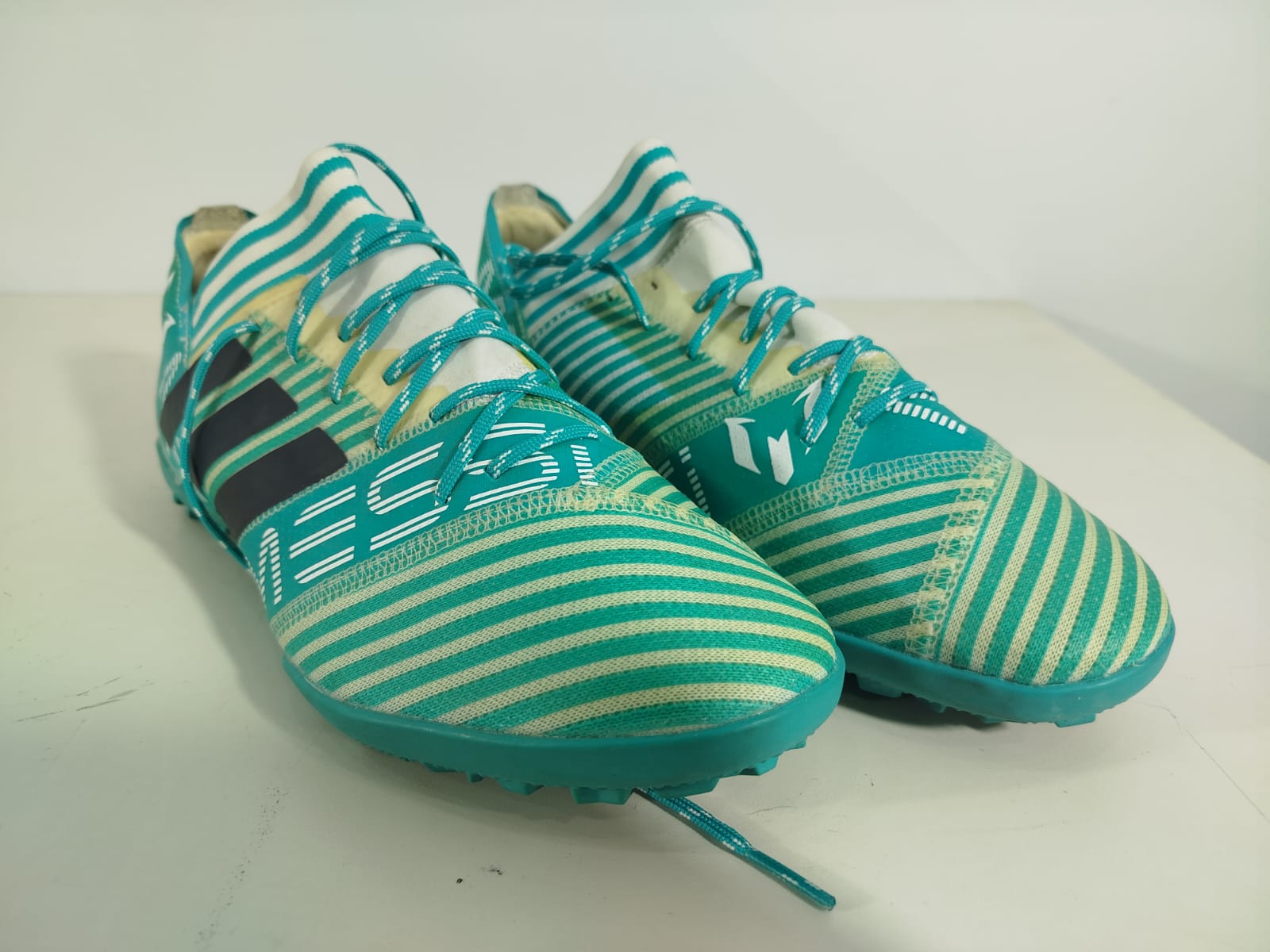 LOTE MIXTO DE ACCESORIOS: GORRAS, GORROS, SOMBREROS, BOINAS, TENIS Y PLAYERAS DEPORTIVAS