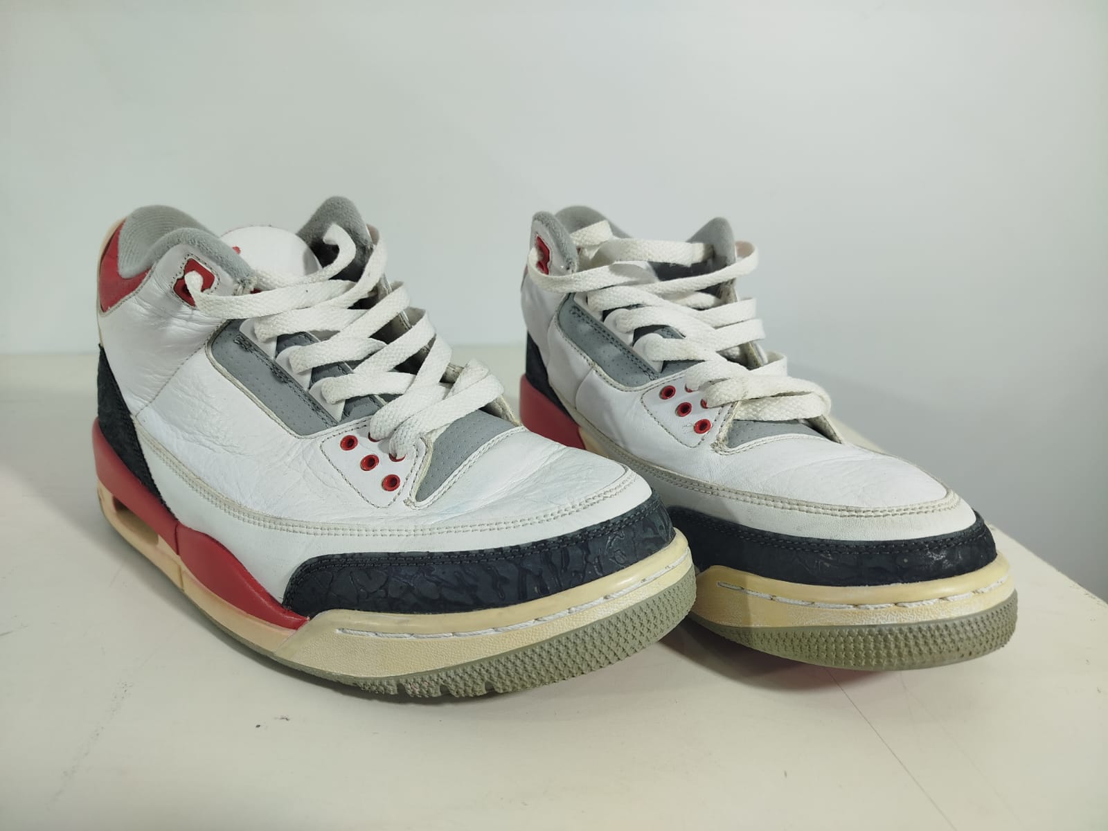 LOTE MIXTO DE ACCESORIOS: GORRAS, GORROS, SOMBREROS, BOINAS, TENIS Y PLAYERAS DEPORTIVAS