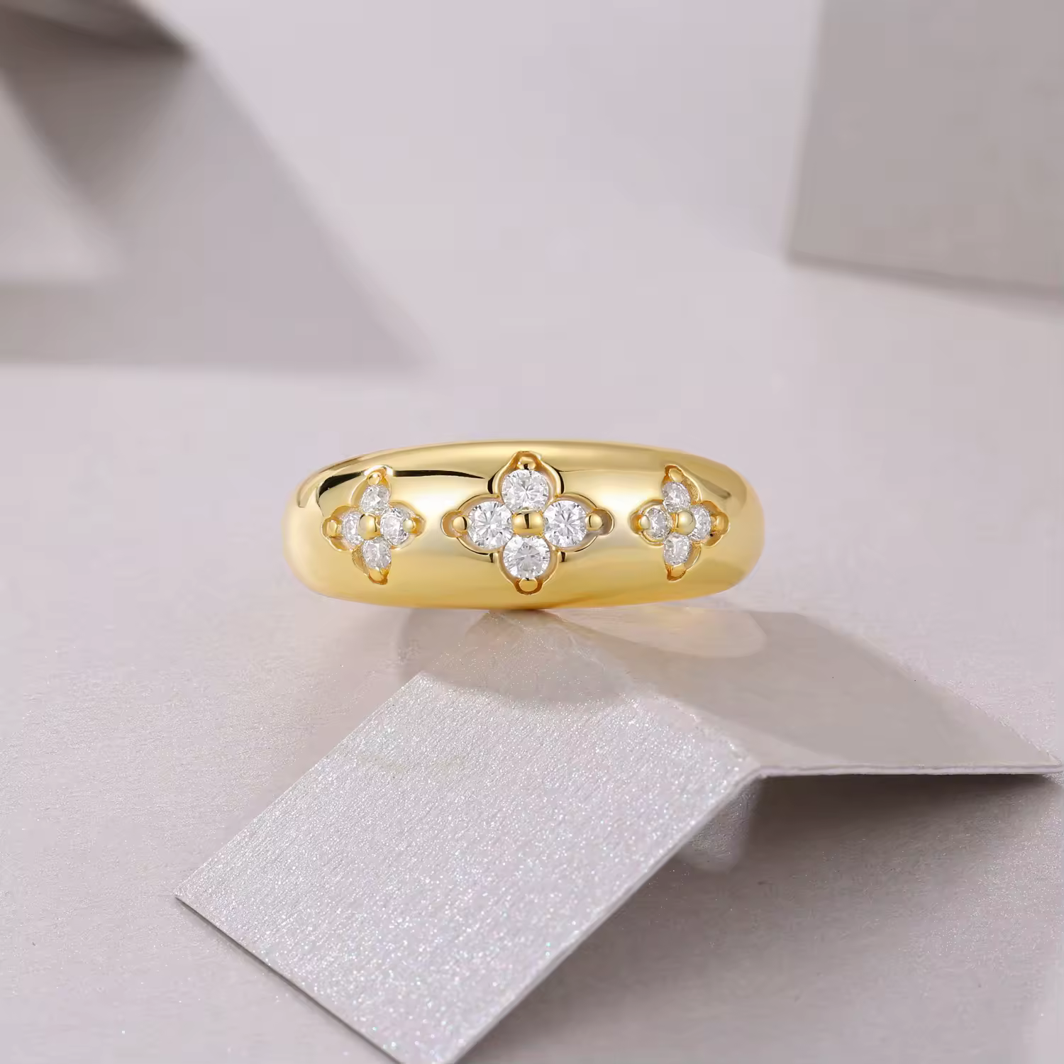 ANILLO CON ESTILO FLORAL DE CUATRO PÉTALOS PLATA 925 MOISSANITA. 3.60 gr. — imagen 2