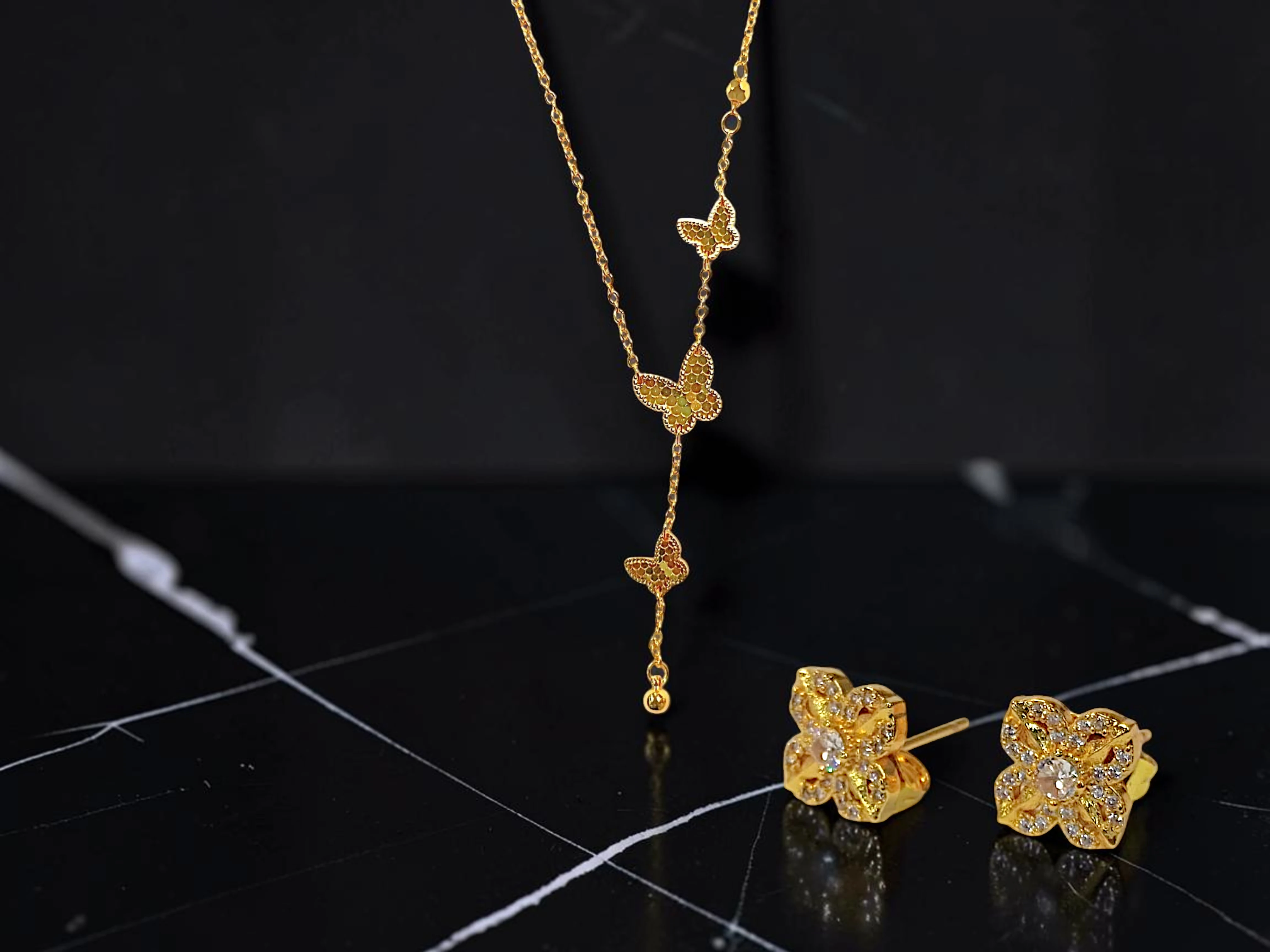 COLLAR DORADO CON DIJES DE MARIPOSAS -PENDIENTES DE BROQUEL CON DISEÑO FLORAL JOYERÍA FINA DE BISUTERÍA DE ALTA RESISTENCIA Y DURABILIDAD. — imagen 2