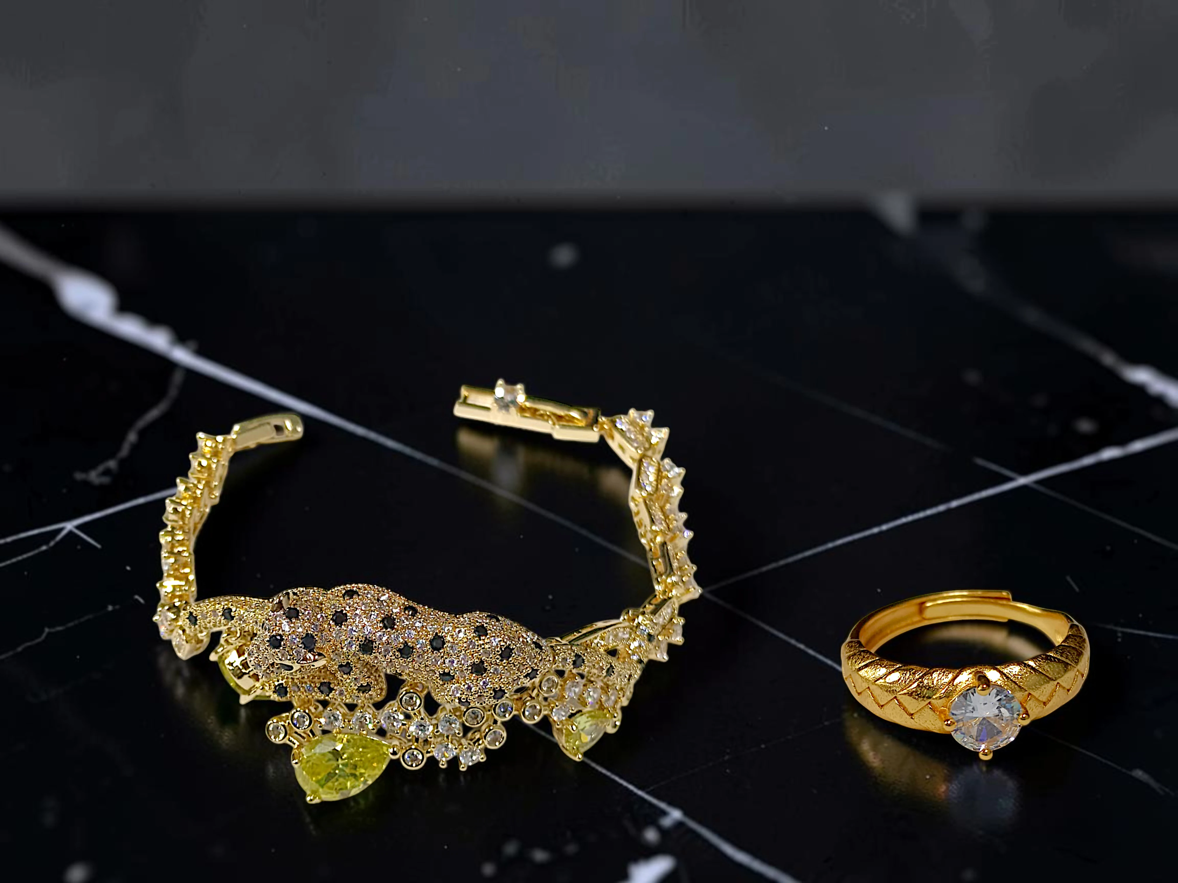 ANILLO CON PIEDRA BRILLANTE - PULSERA DE DISEÑO DE LEOPARDO JOYERÍA FINA DE BISUTERÍA DE ALTA RESISTENCIA Y DURABILIDAD. — imagen 3