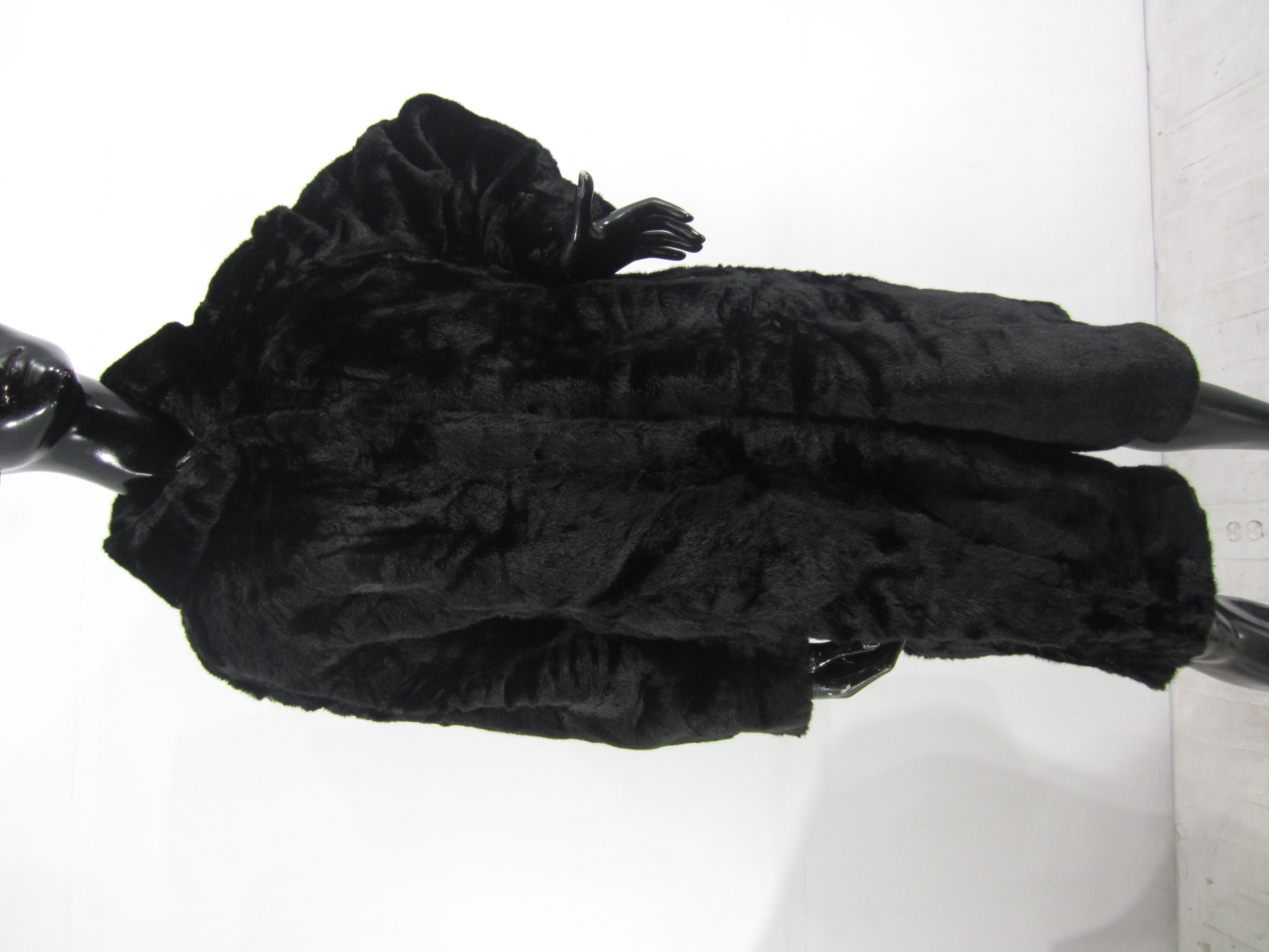 Lote conformado por: 25 Pzas Abrigos de Peluche Largos para Dama