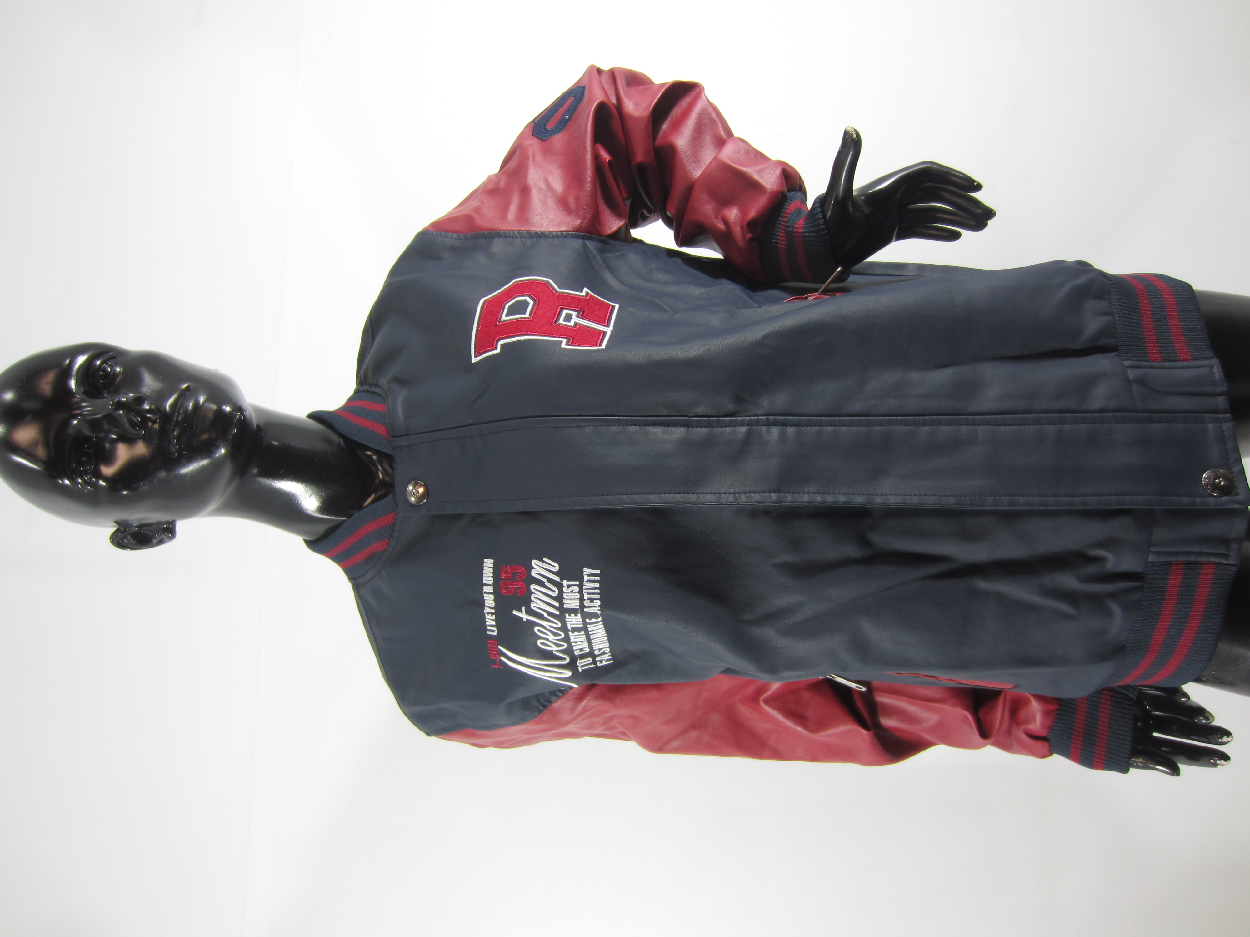 Lote conformado por: 16 Pzas Aprox Chamarras con dise�o de Letra