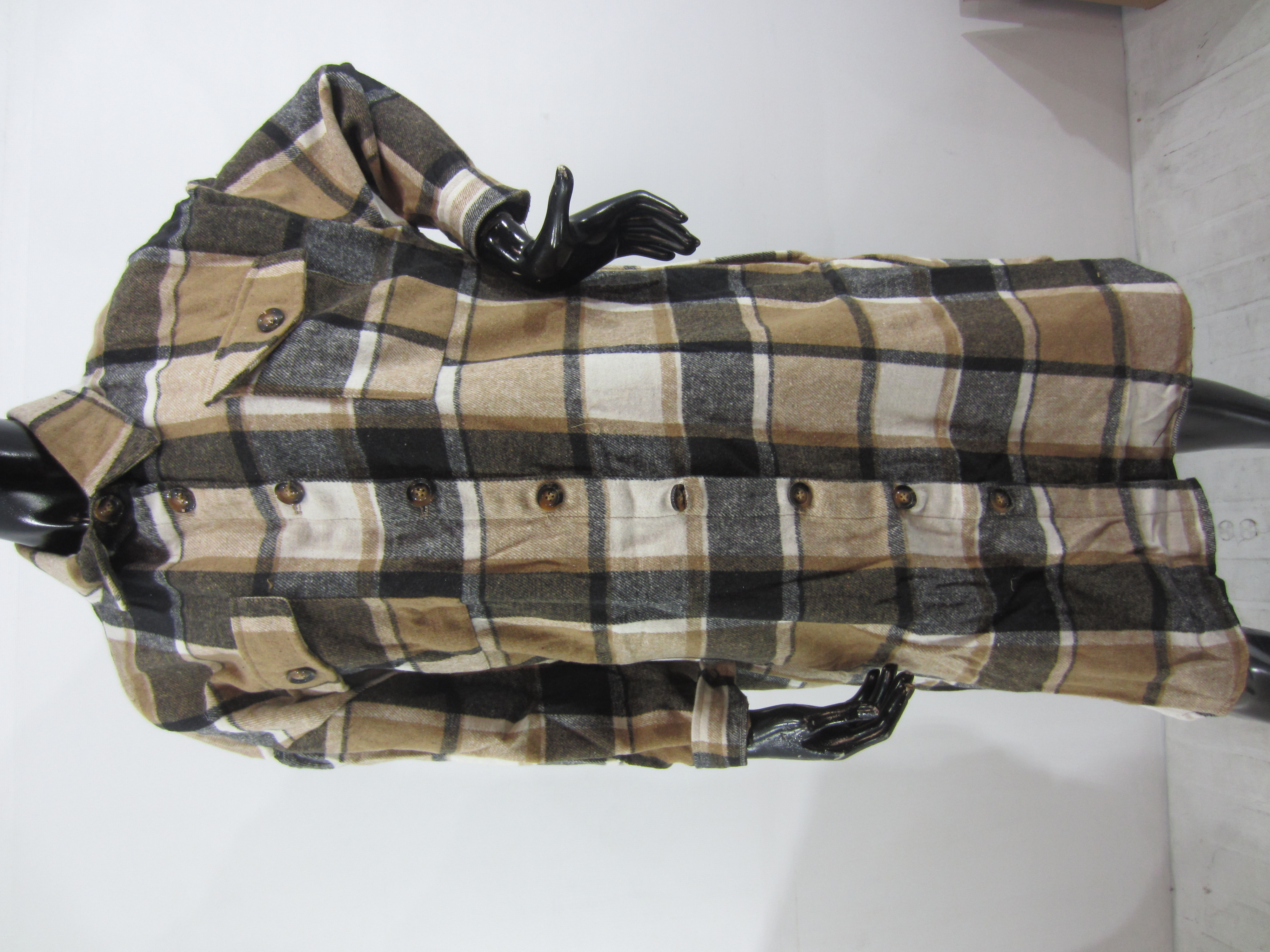 Lote conformado por: 15 Pzas Aprox Abrigo de cuadros para dama