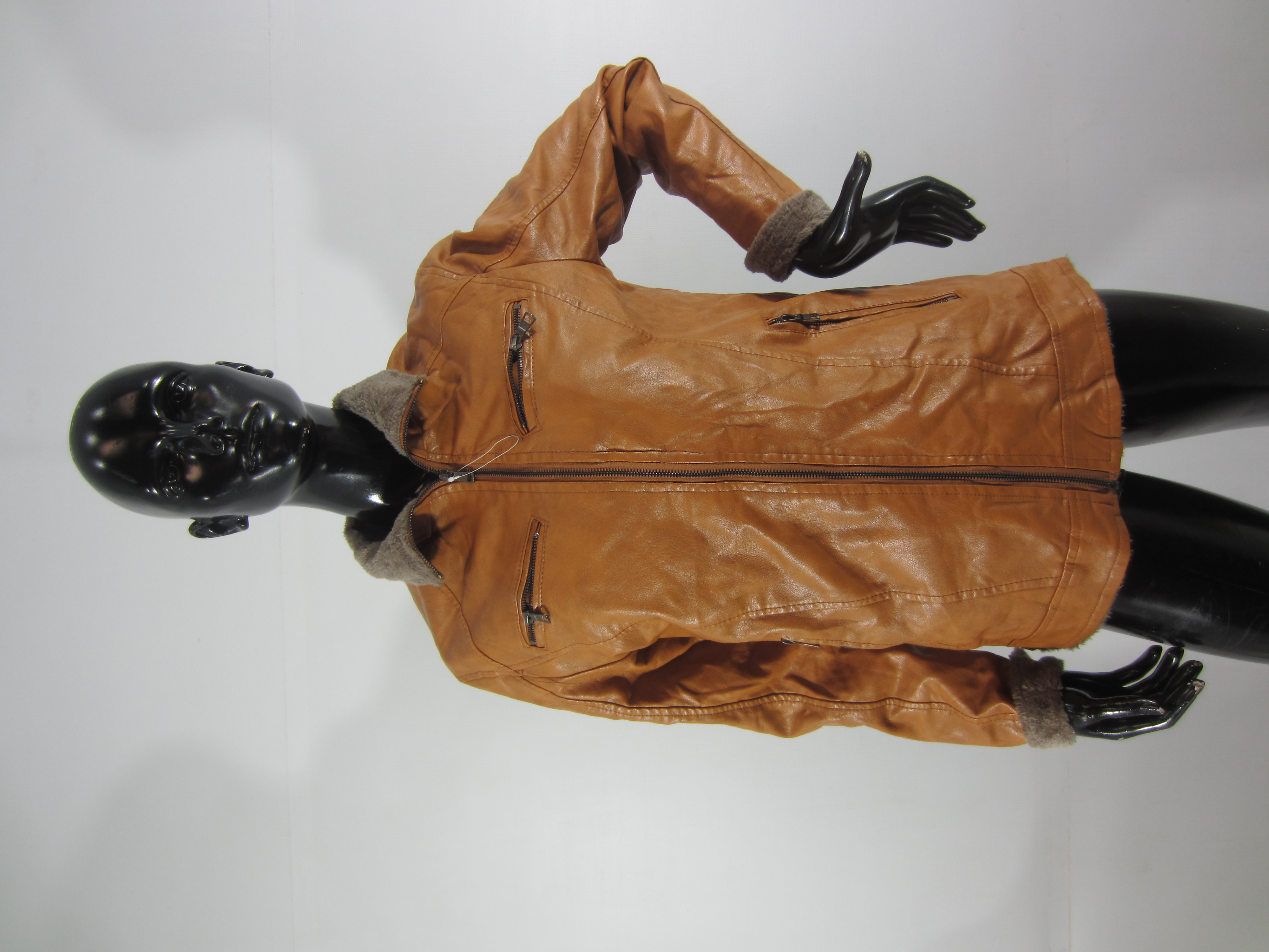 Lote conformado por: 20 Pzas Aprox Chaqueta marron claro