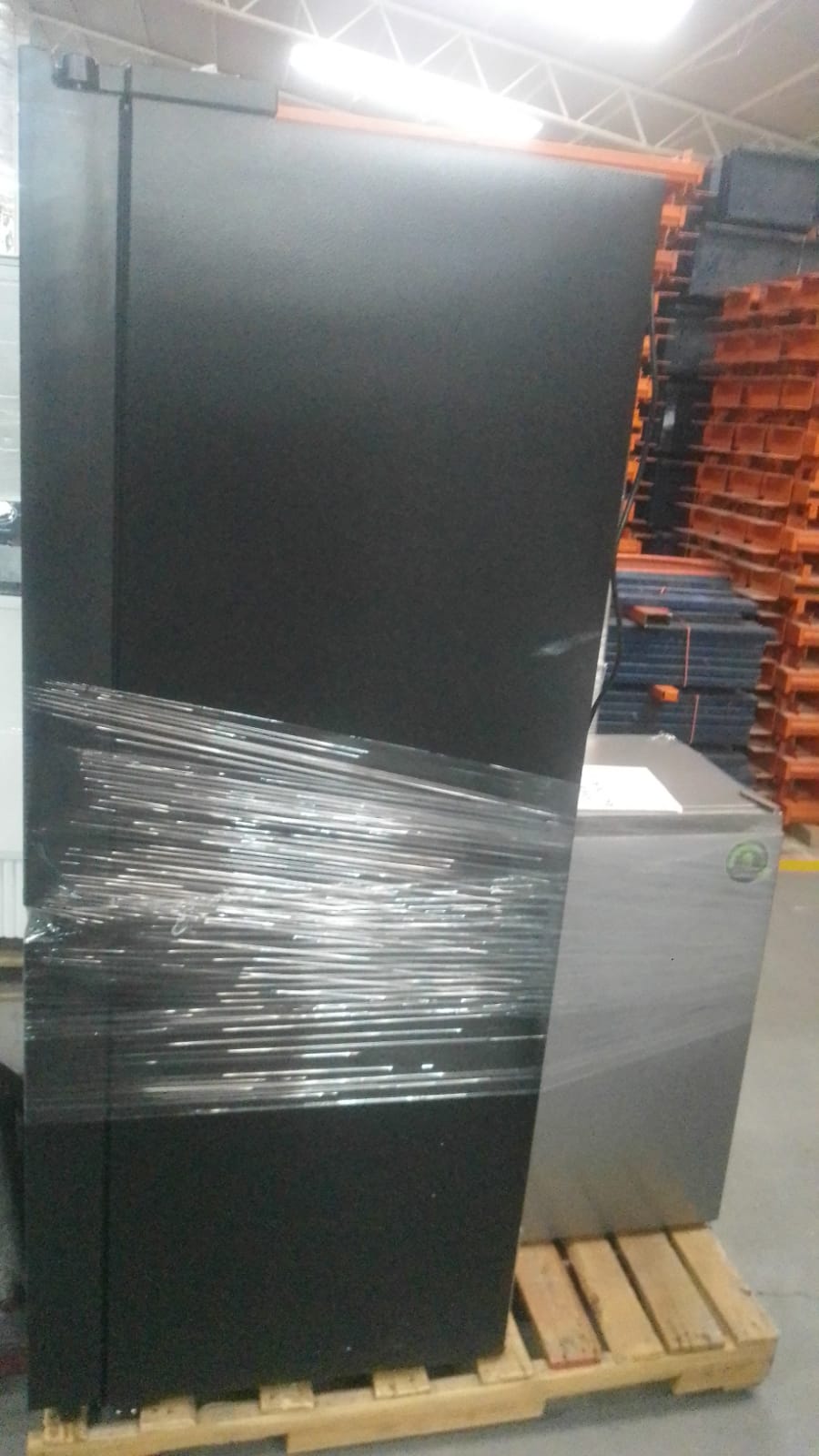 Lote conformado por: 1 REFRIGERADOR - 1 FRIGOBAR