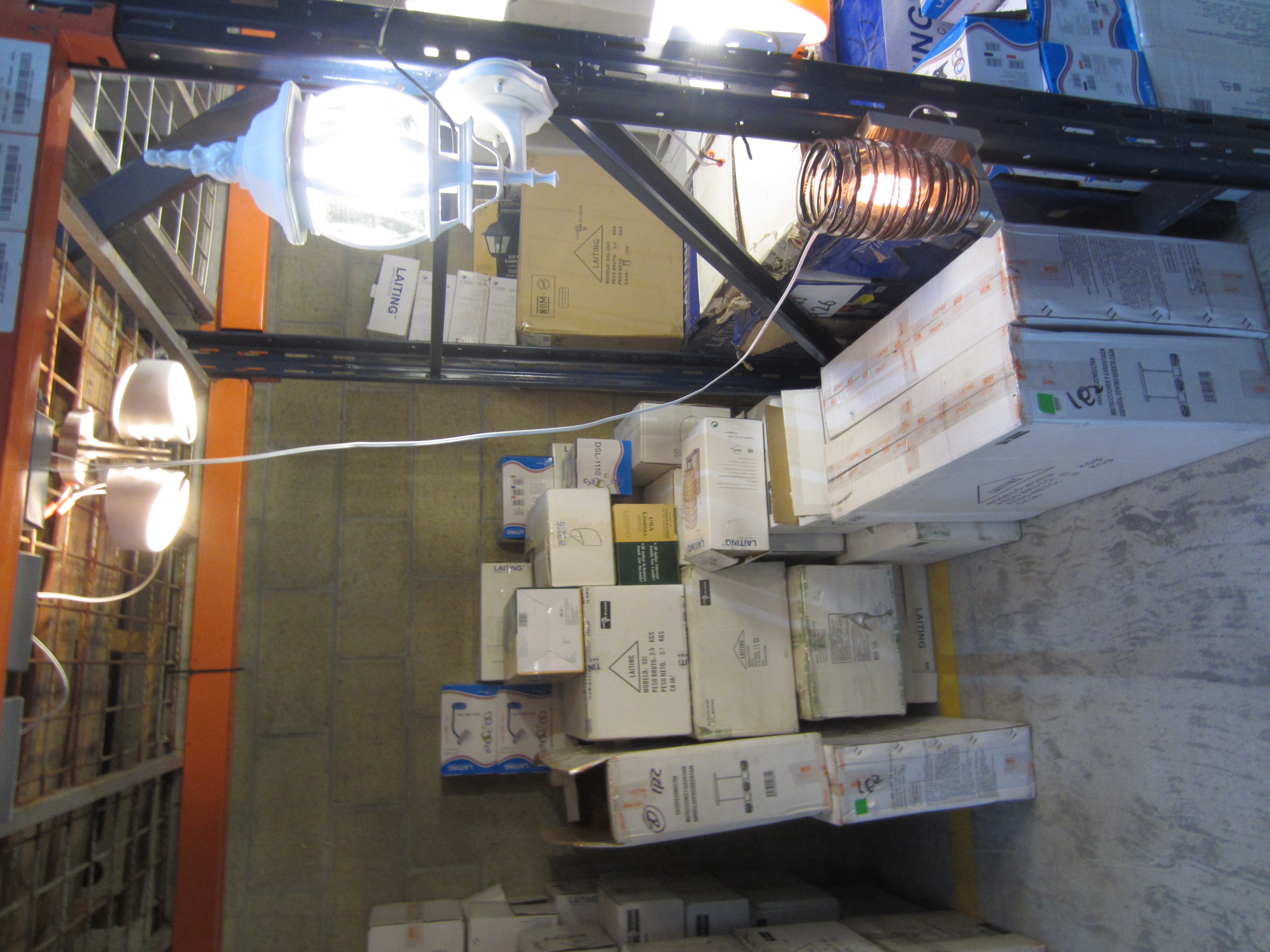 Lote conformado por:  36 PZAS APROX DE LUMINARIA DIVERSA