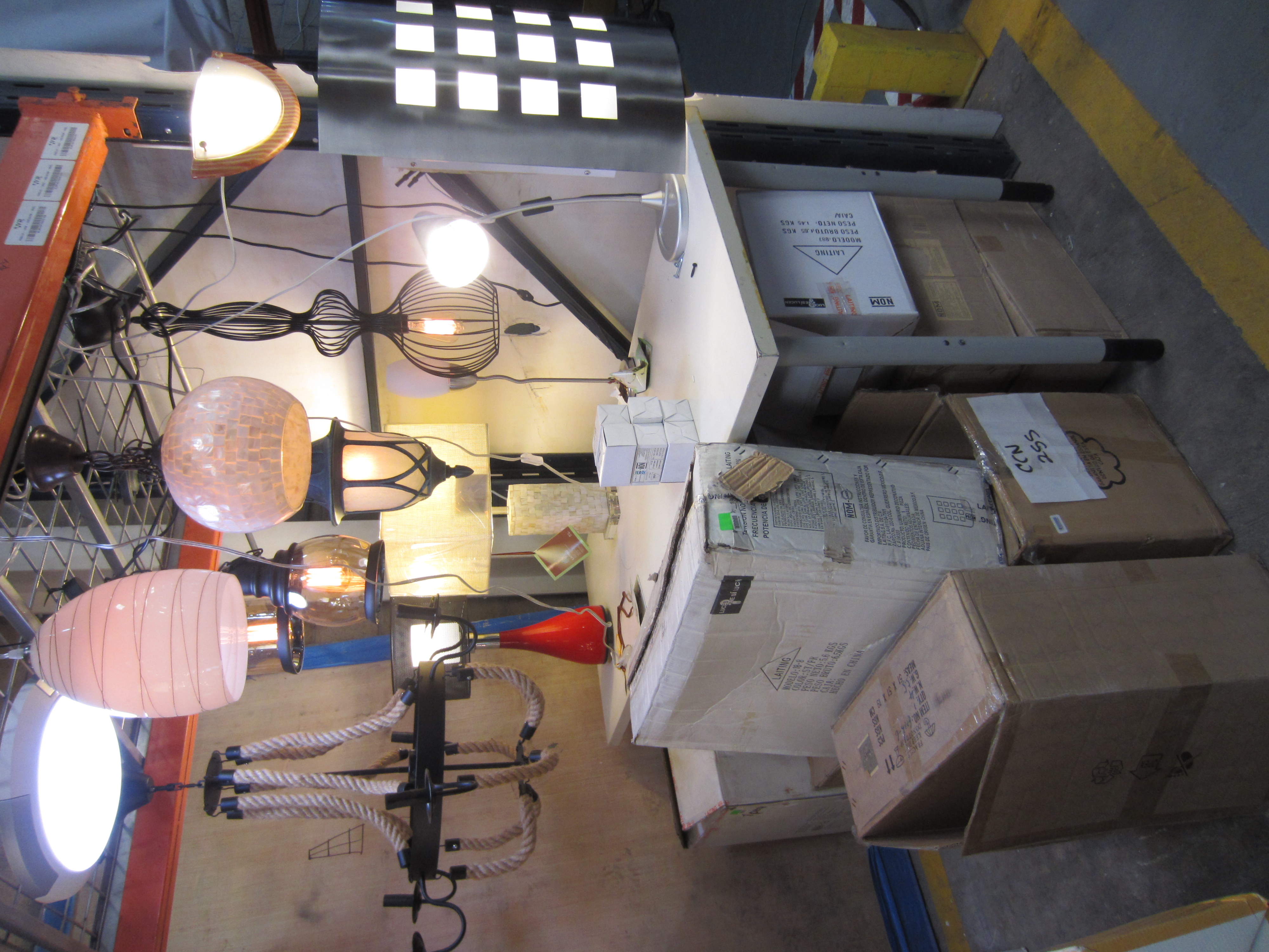 Lote conformado por: 27 PZAS APROX DE LUMINARIA DIVERSA