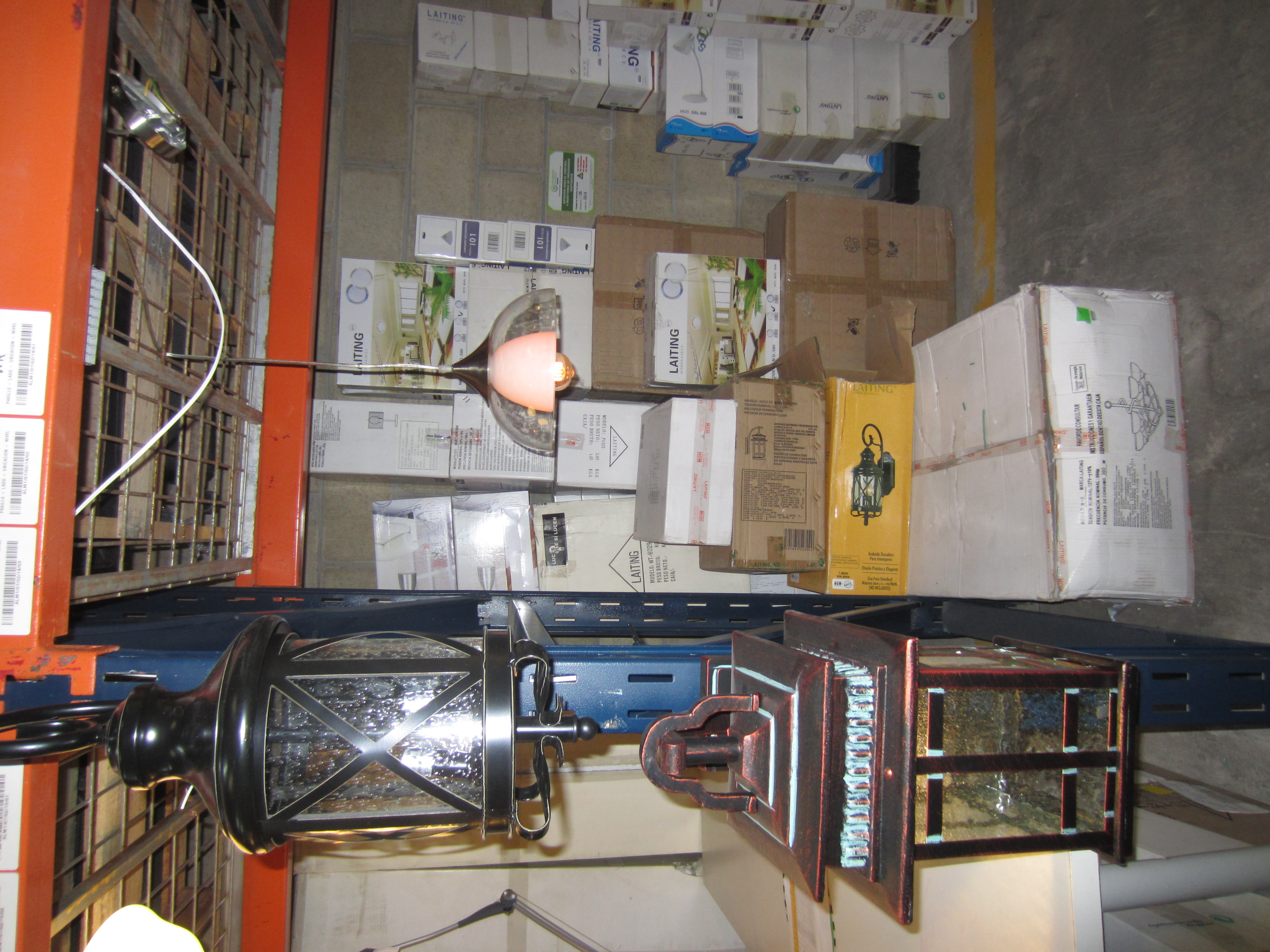 Lote conformado por: 36 PZAS APROX DE LUMINARIA DIVERSA