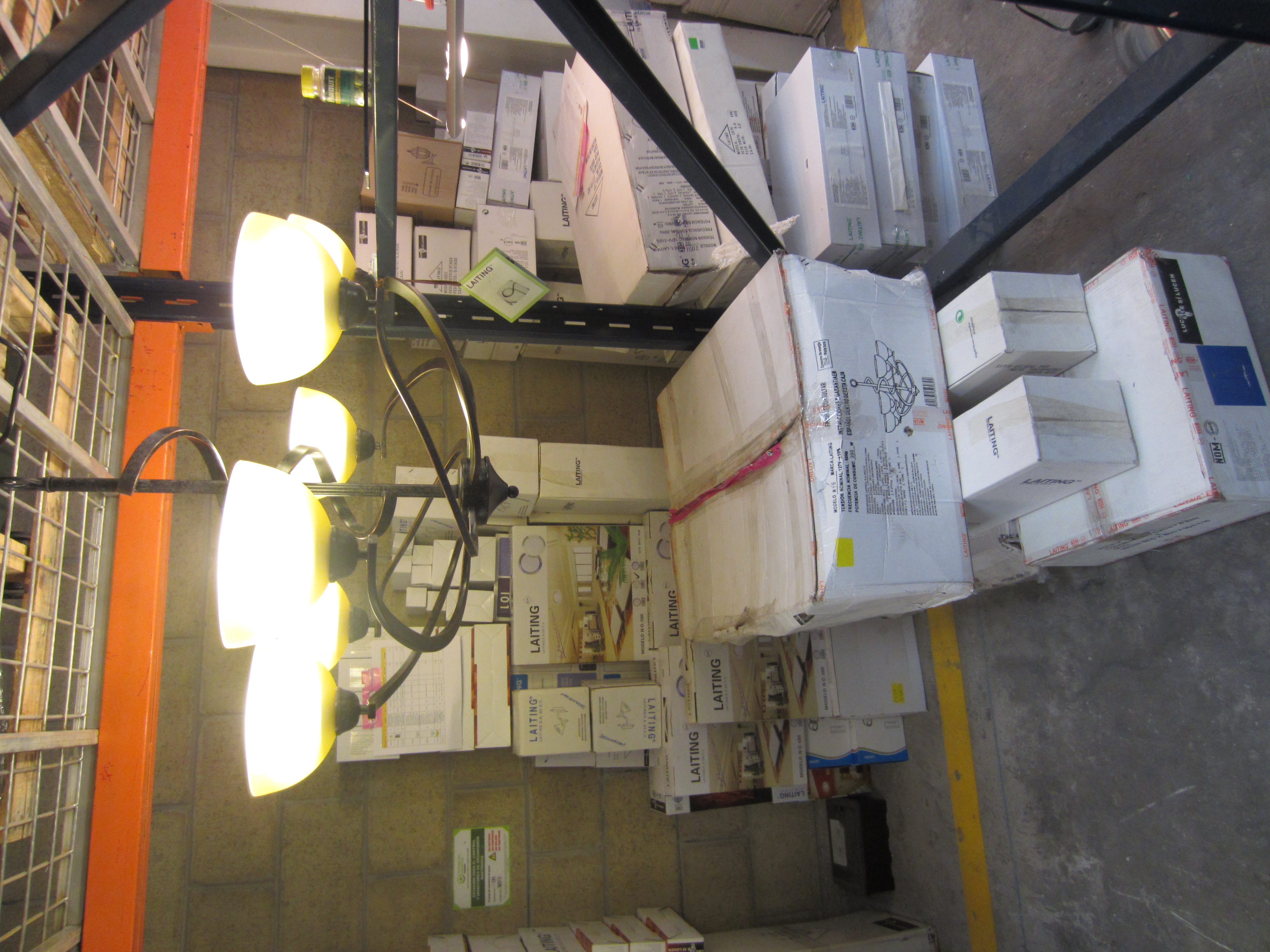 Lote conformado por: 44 PZAS APROX DE LUMINARIA DIVERSA