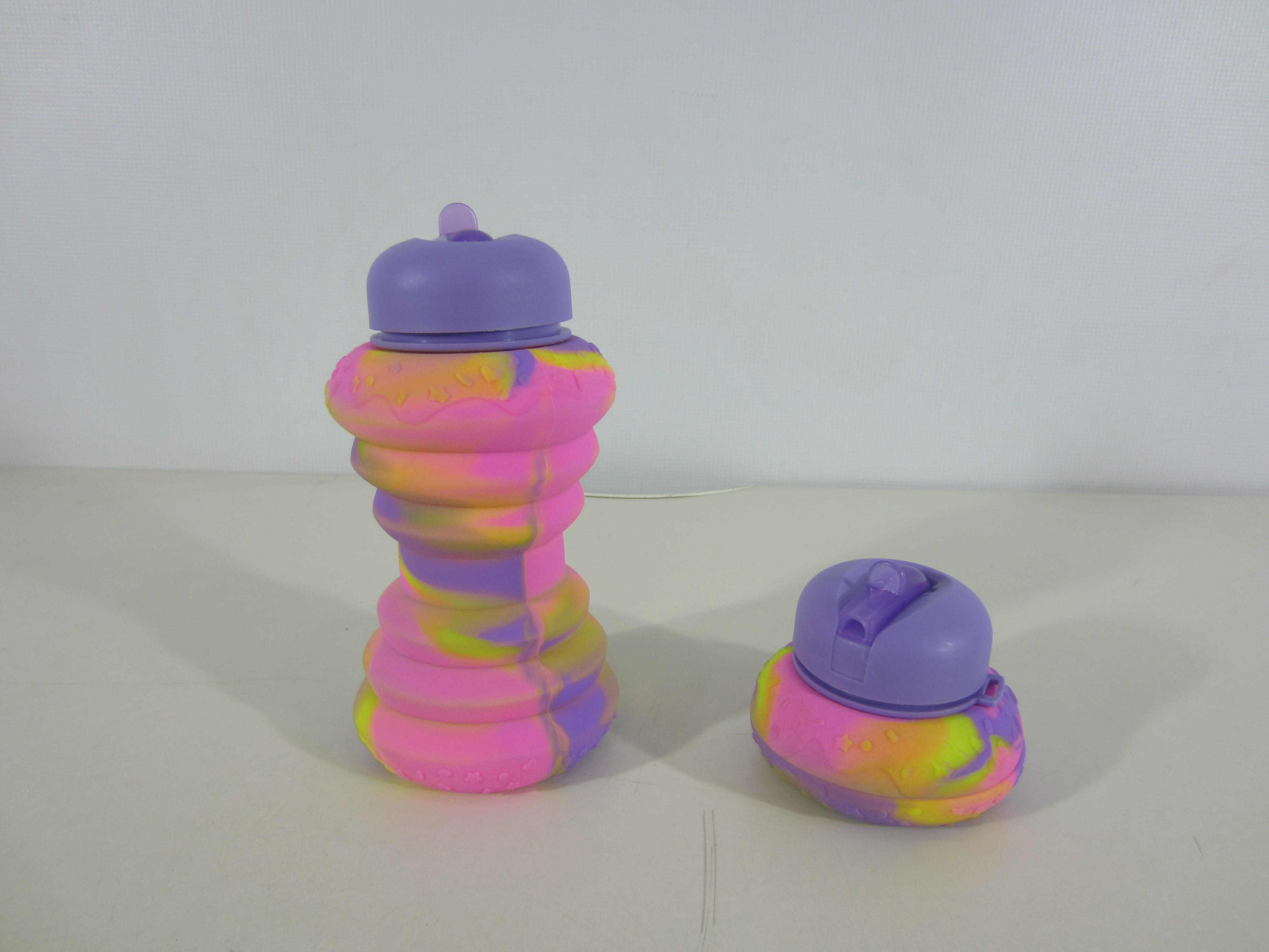 Lote conformado por: 116 Pzas Aprox Botellas Expandibles Infantiles con Dise�o Divertido