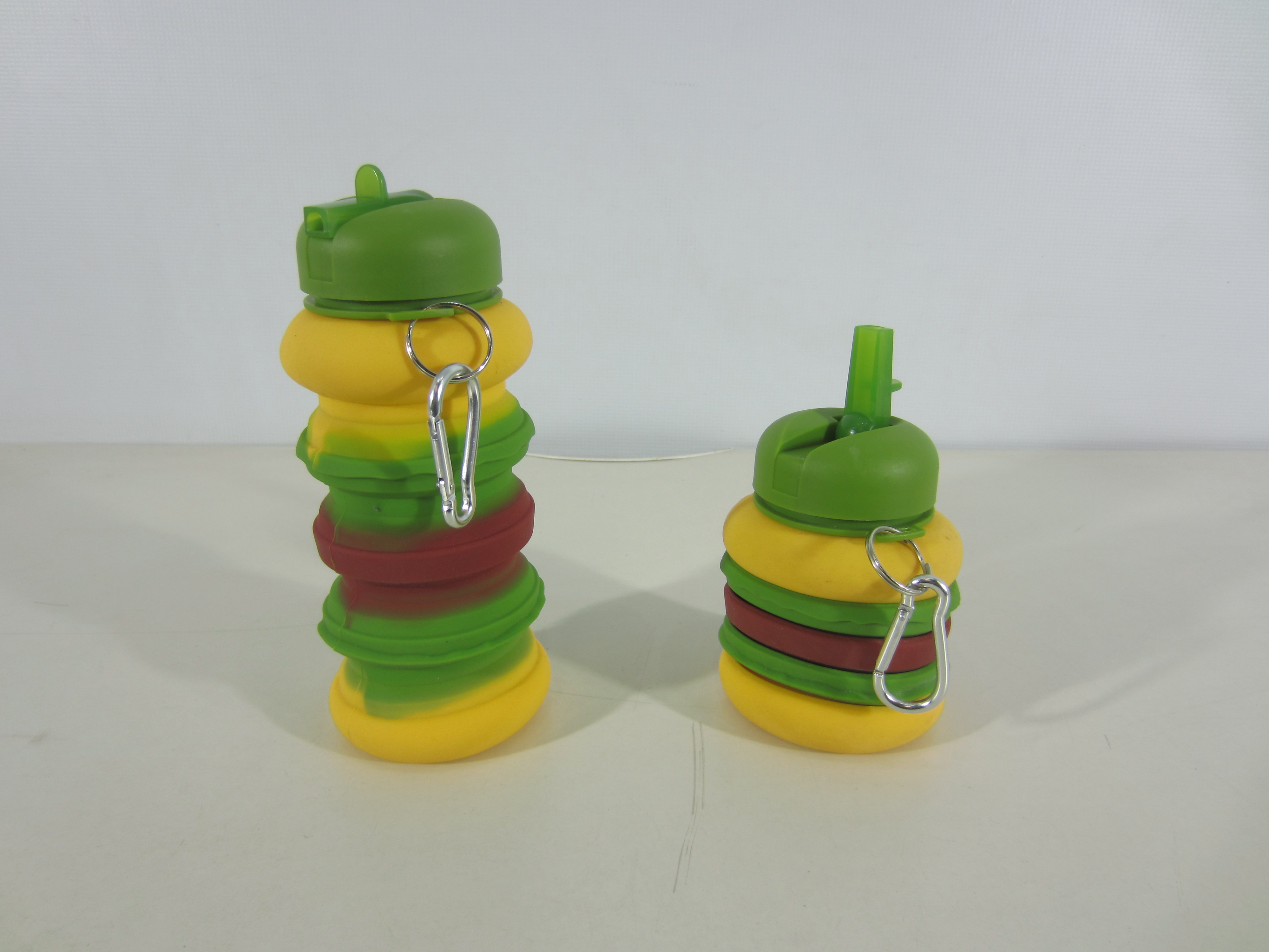 Lote conformado por: 99 Pzas Aprox Botellas Expandibles Infantiles con Dise�o Divertido