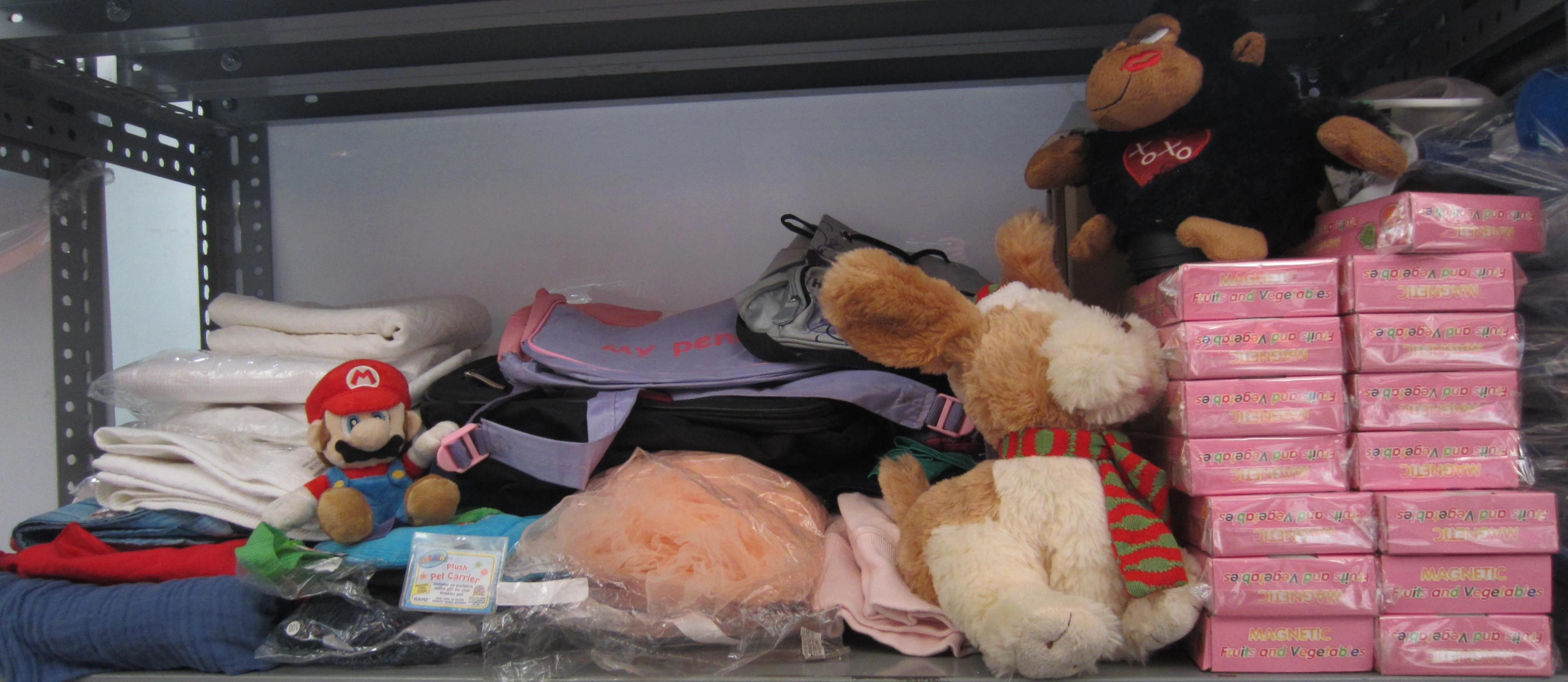 Lote conformado por: 65 pzas aprox mercancia diversa como: Mochilas, peluches, ropa para bebe, charola para cupcake, cortinas blancas, imanes magneticos, mascadas y toalla de mano.