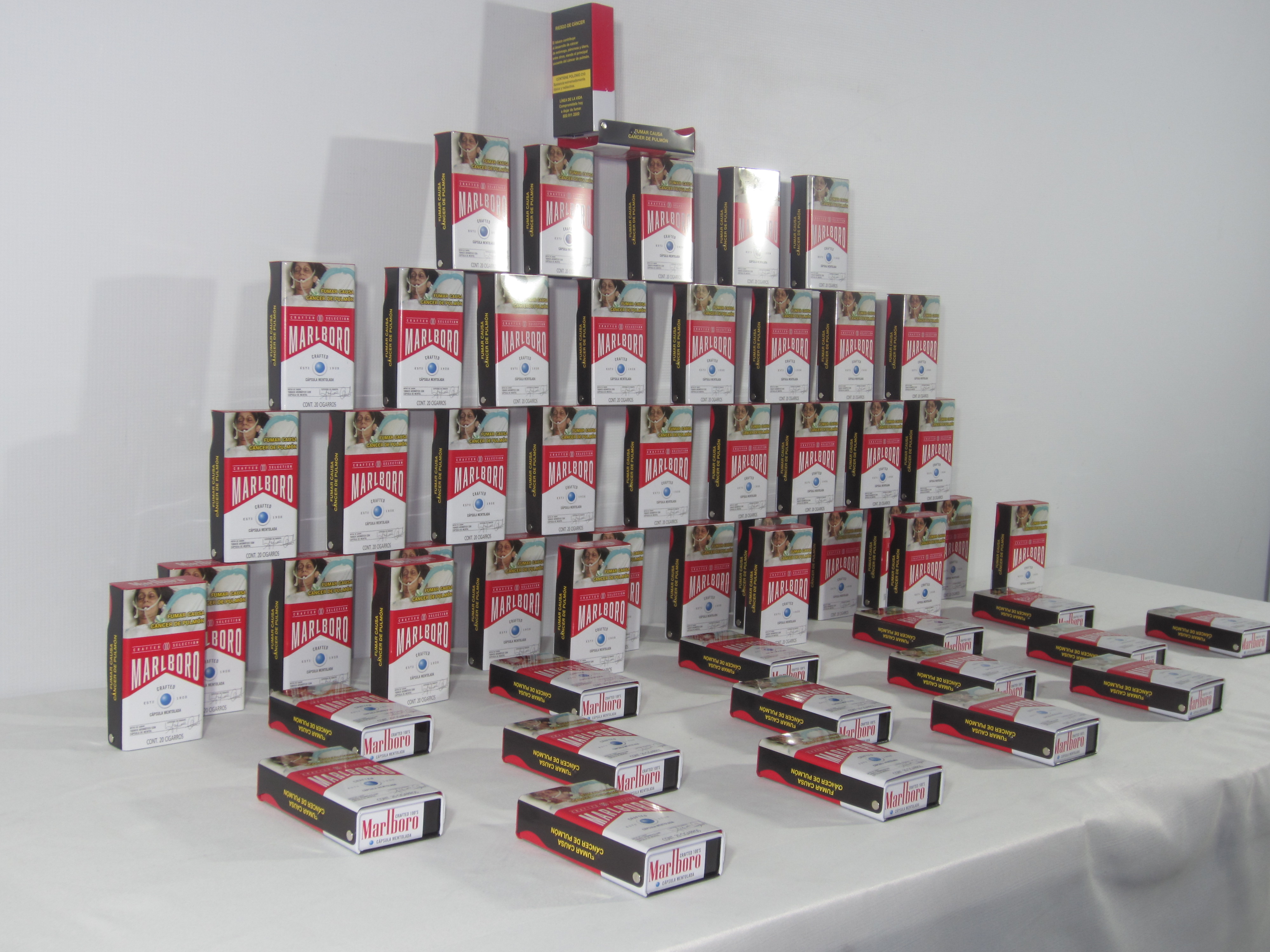Lote conformado por: 900 Pzas estuche o contenedor metalico promocional para fumadores con un valor comercial de $3,150