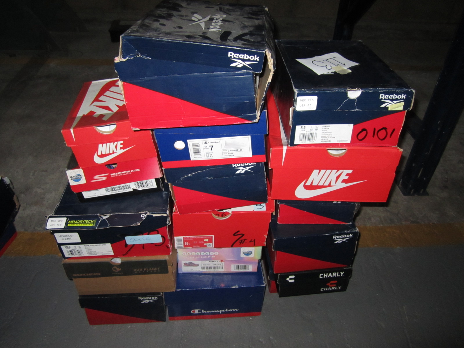 Lote conformado por: 17 Pares Aprox de Tenis Diversos