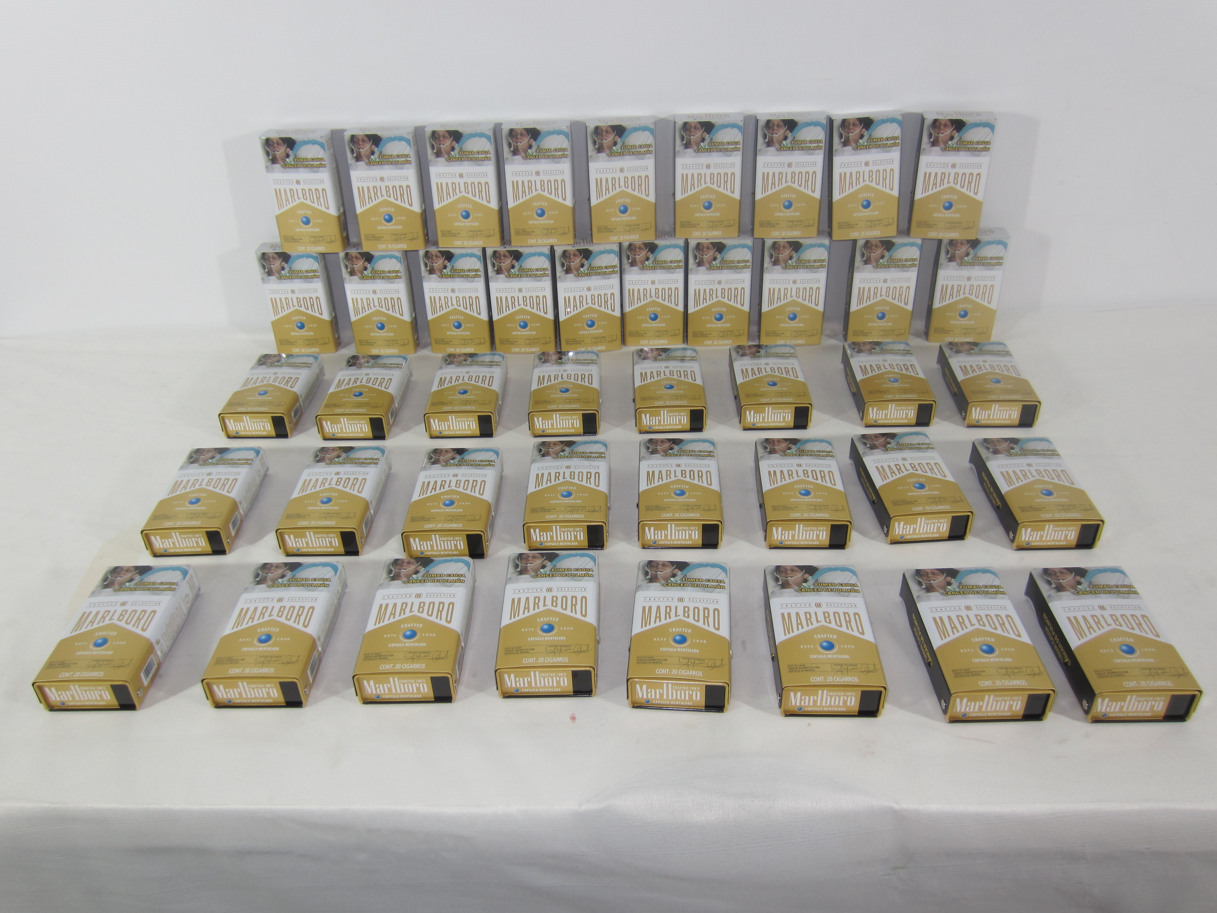 Lote conformado por:  900 Pzas estuche o contenedor metalico promocional para fumadores con un valor comercial de $3,150