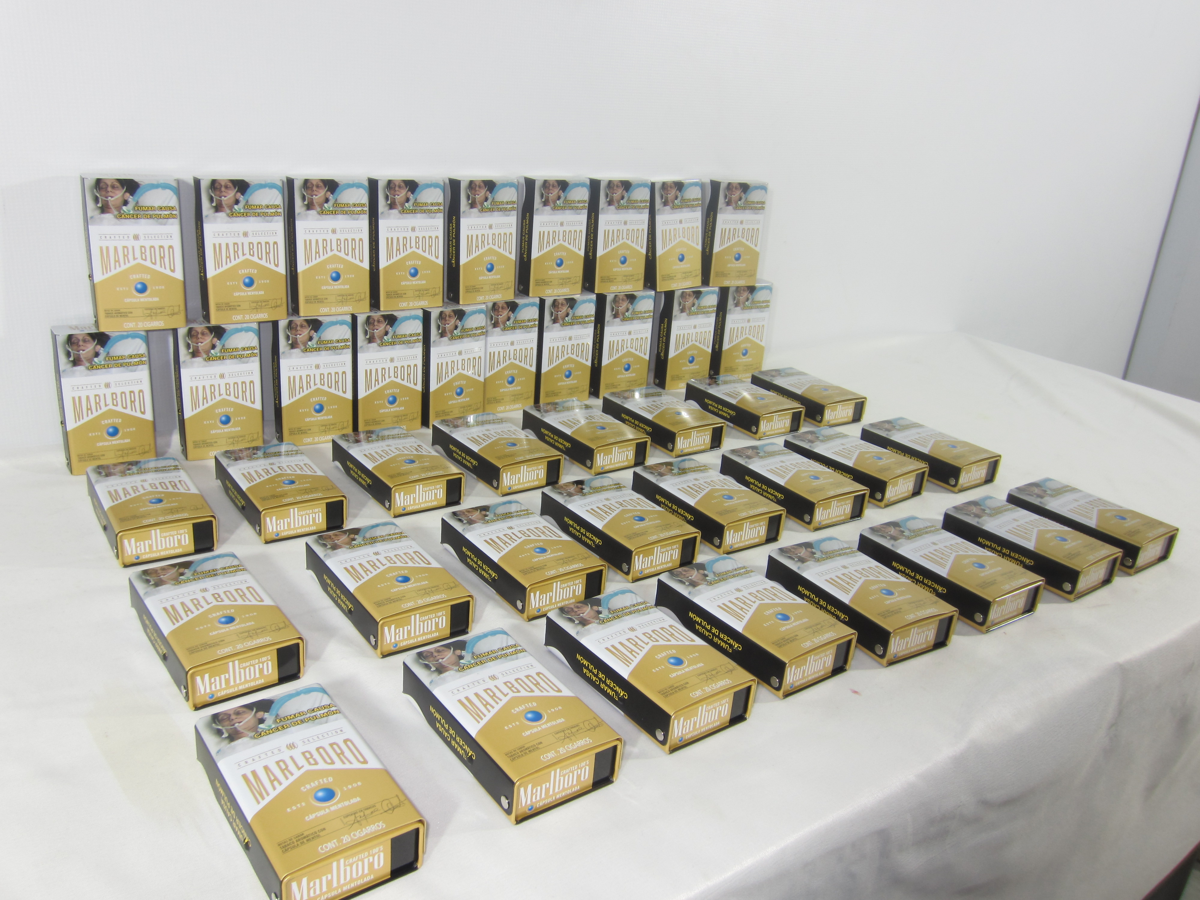 Lote conformado por: 900 Pzas estuche o contenedor metalico promocional para fumadores con un valor comercial de $3,150
