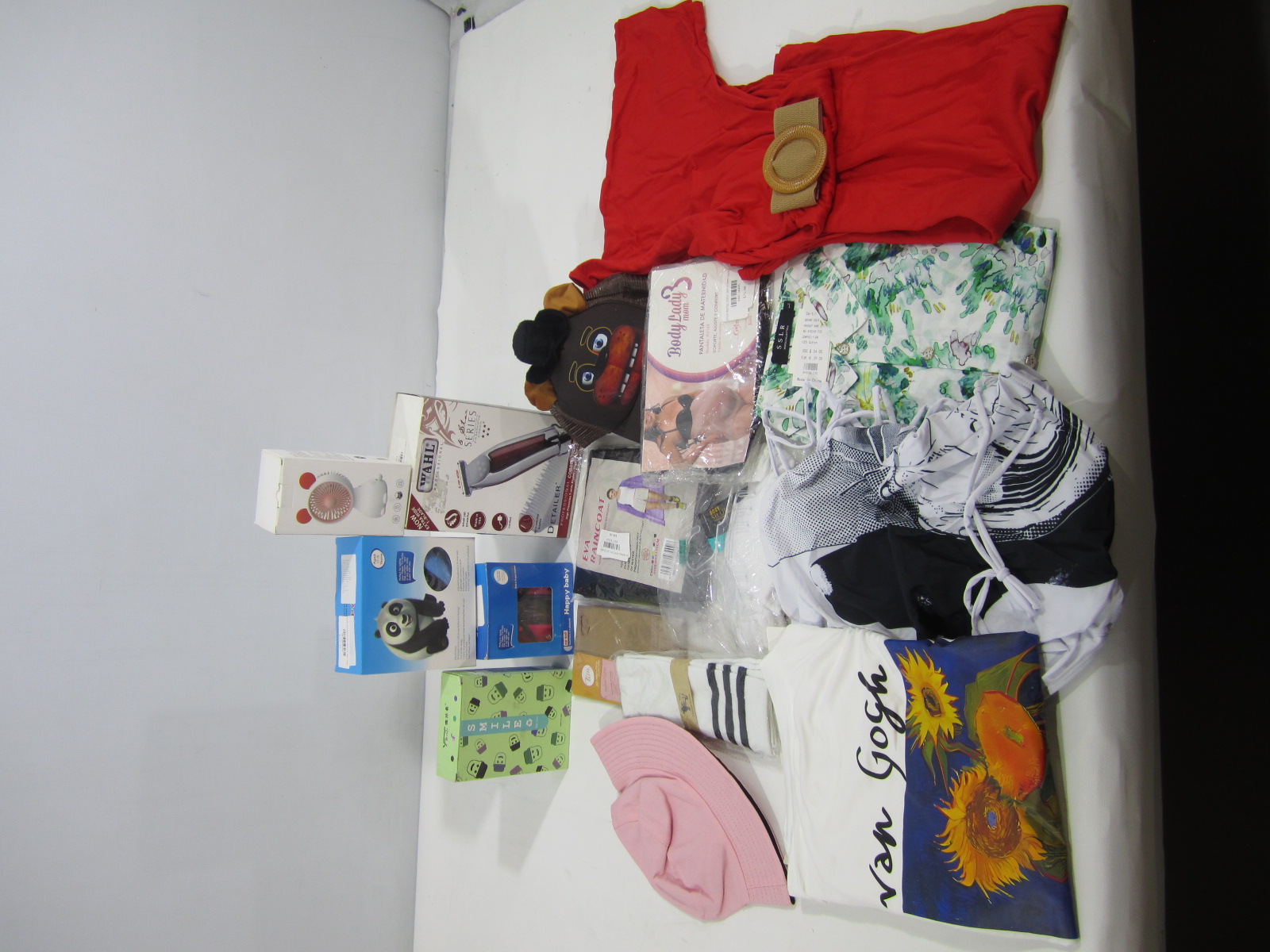 214 PZAS APROX DE BIENES DIVERSOS COMO: SOMBRERO, VESTIDOS, TRAJES DE BAÑO, SUDADERAS, PANTALONES, FAJAS, GORRAS Y ETC.