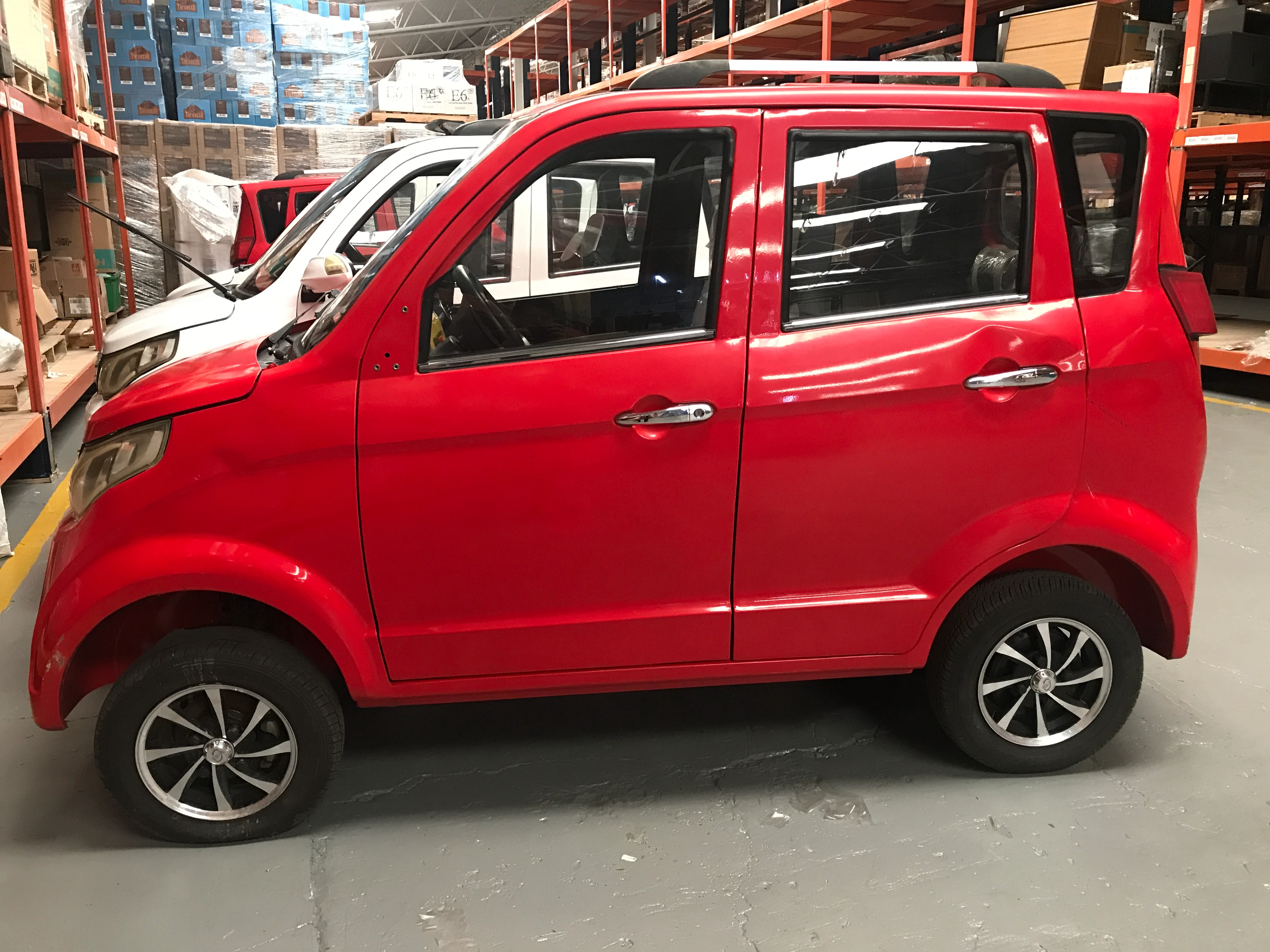 CARRO ELÉCTRICO ROJO