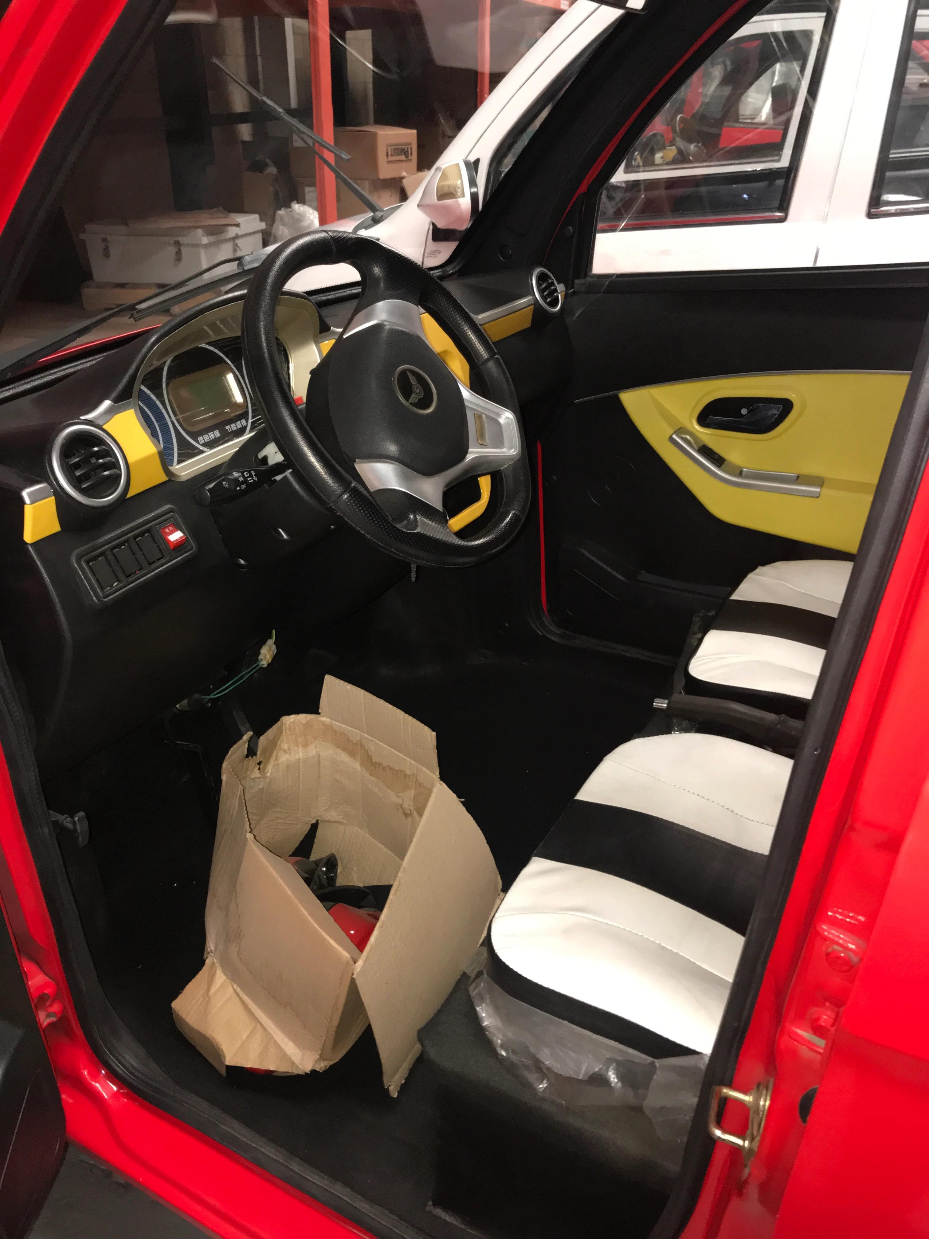 CARRO ELÉCTRICO ROJO