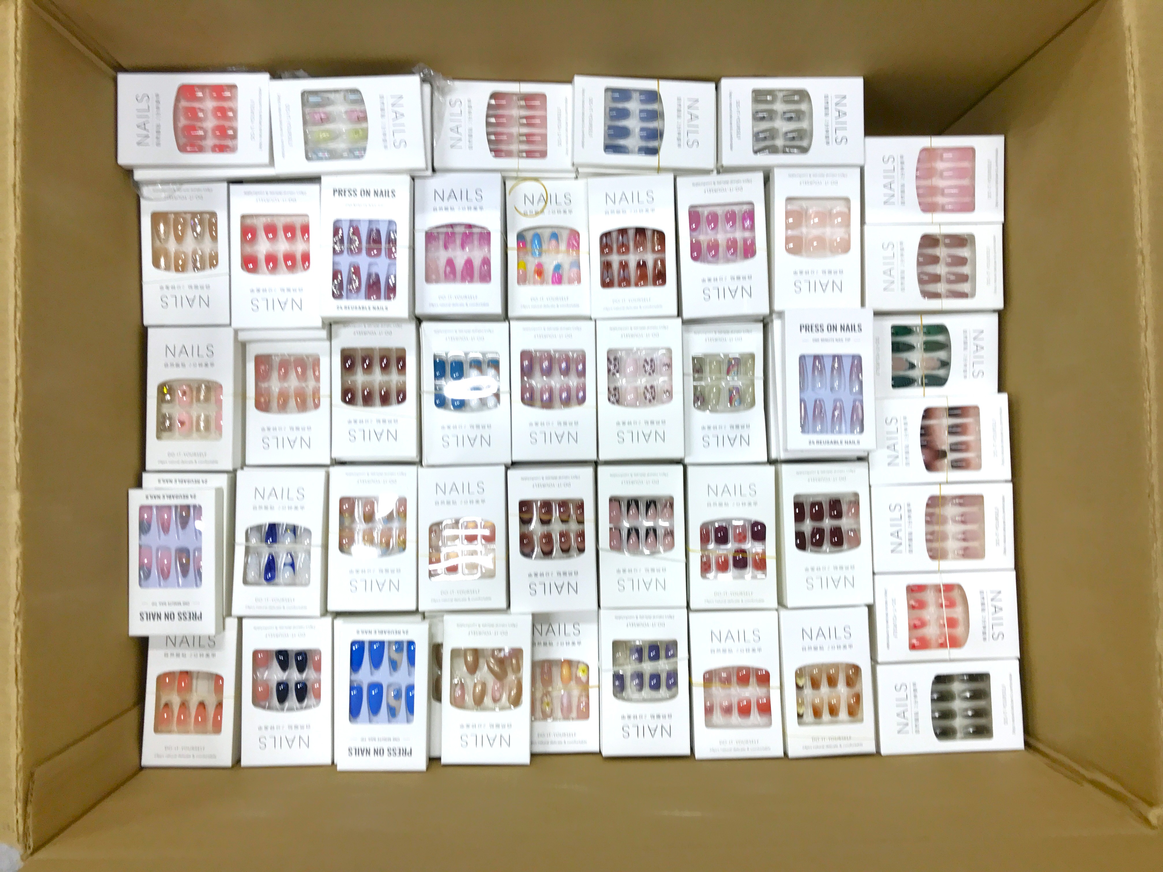 APROX. 275 PZAS. UÑAS PRESS ON.