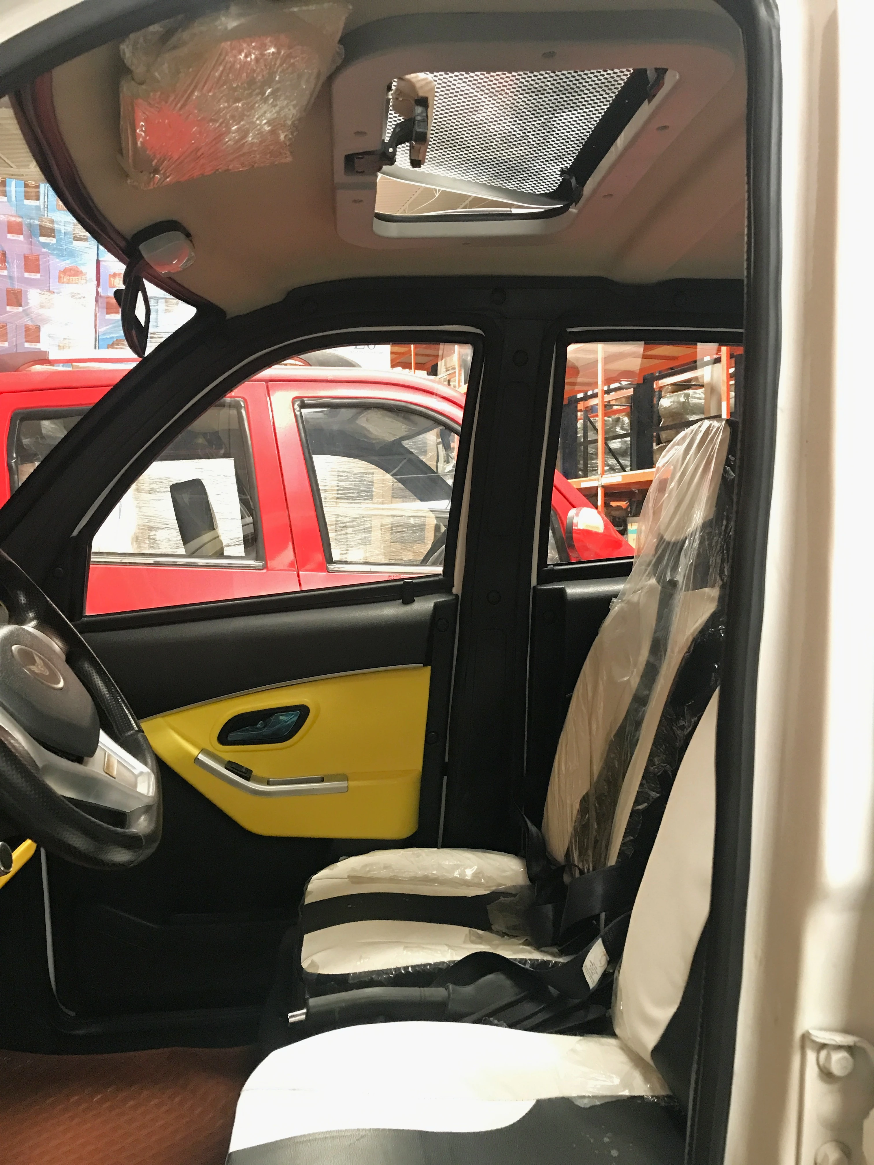 CARRO ELÉCTRICO BLANCO.