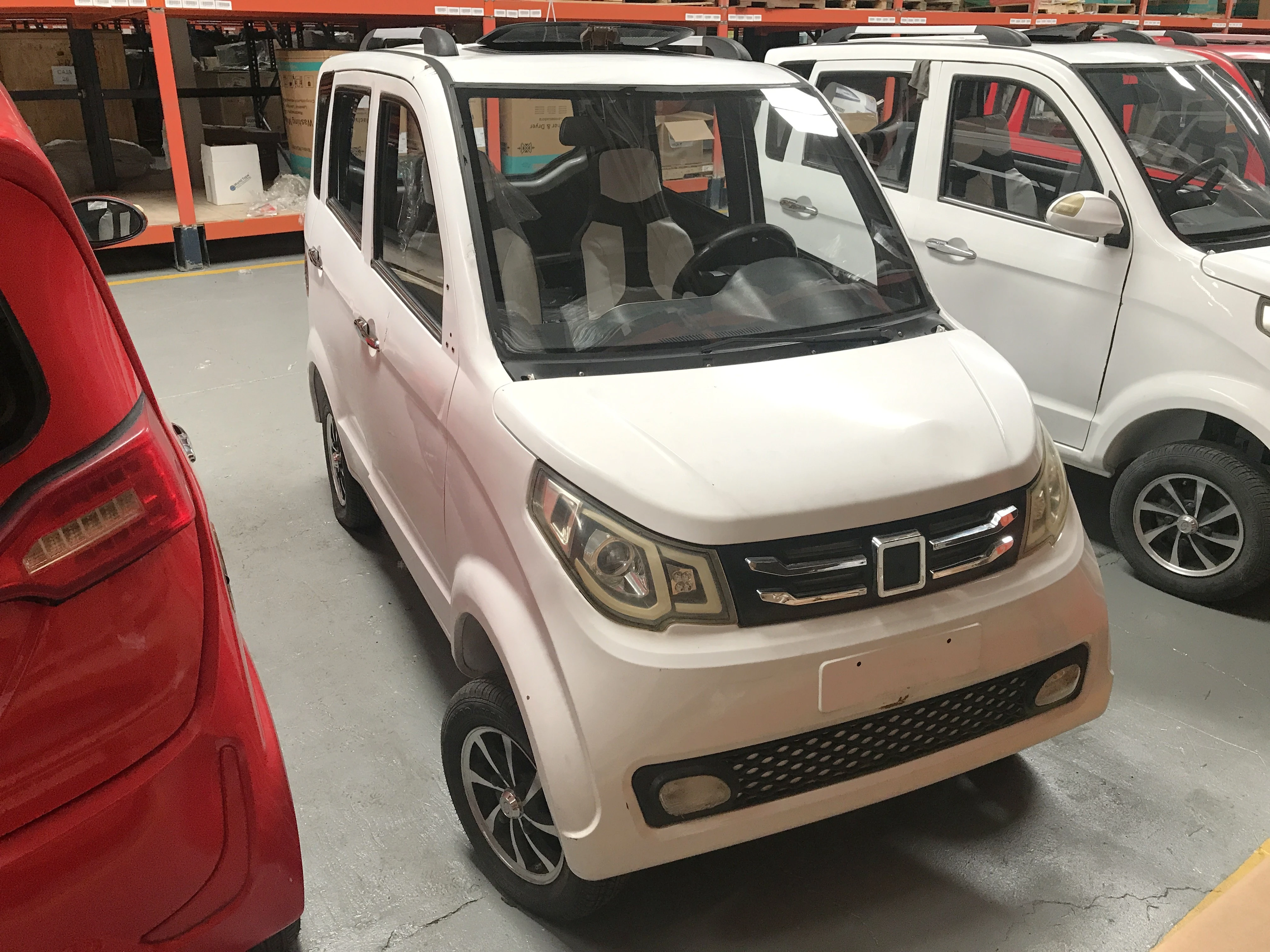 CARRO ELÉCTRICO BLANCO.