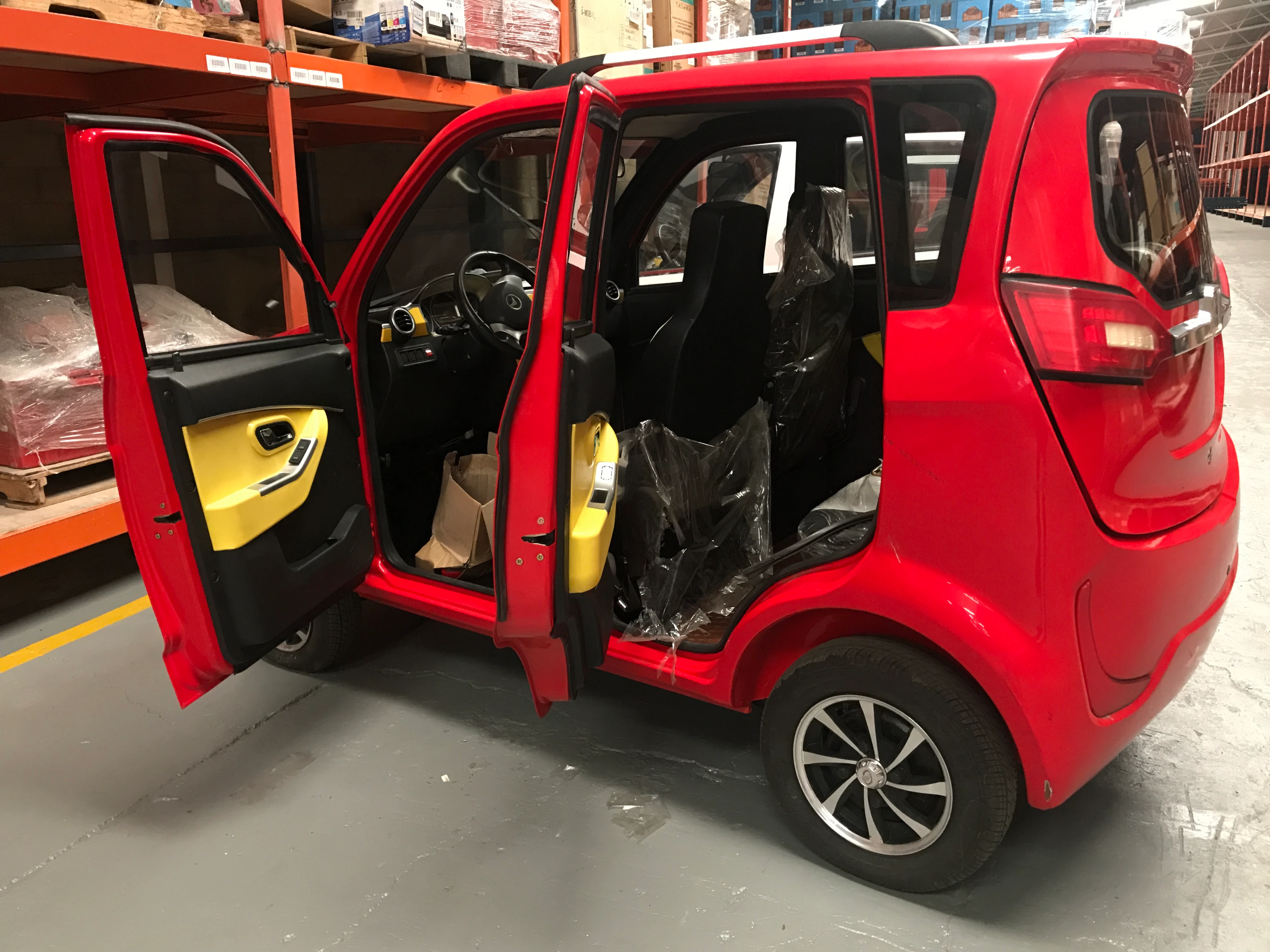 CARRO ELÉCTRICO ROJO.