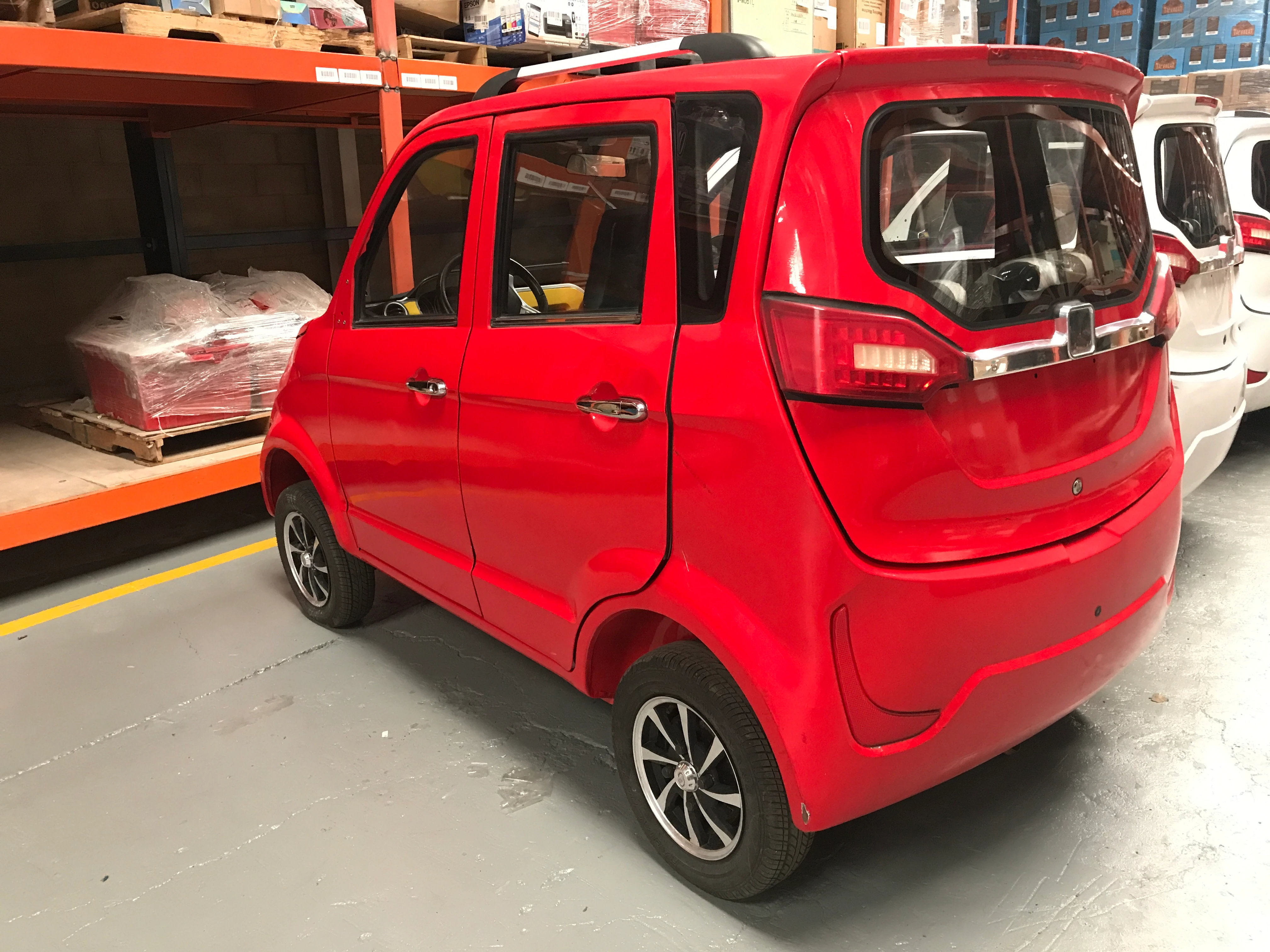 CARRO ELÉCTRICO ROJO.