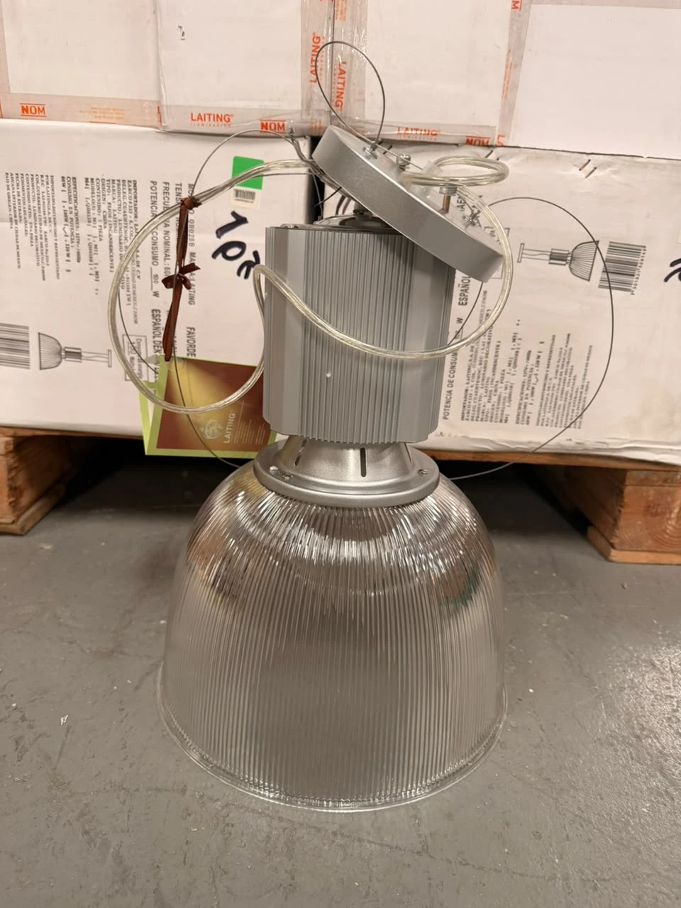 39 PZAS. APROX. LAMPARA COLGANTE TIPO CAMPANA Mod. 0H028B MARCA LAITING.