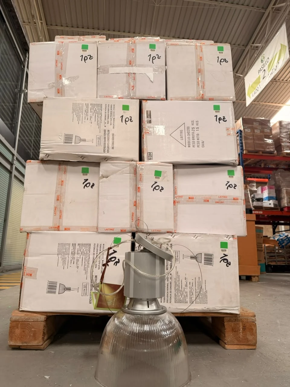 39 PZAS. APROX. LAMPARA COLGANTE TIPO CAMPANA Mod. 0H028B MARCA LAITING.