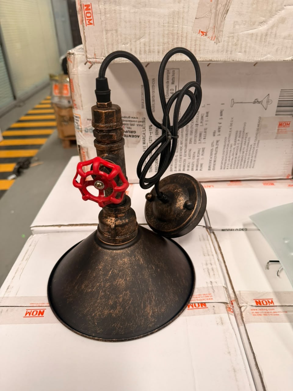 Lote conformado por 102 piezas luminaria laiting, modelos 852, R-Llave y D60-5028