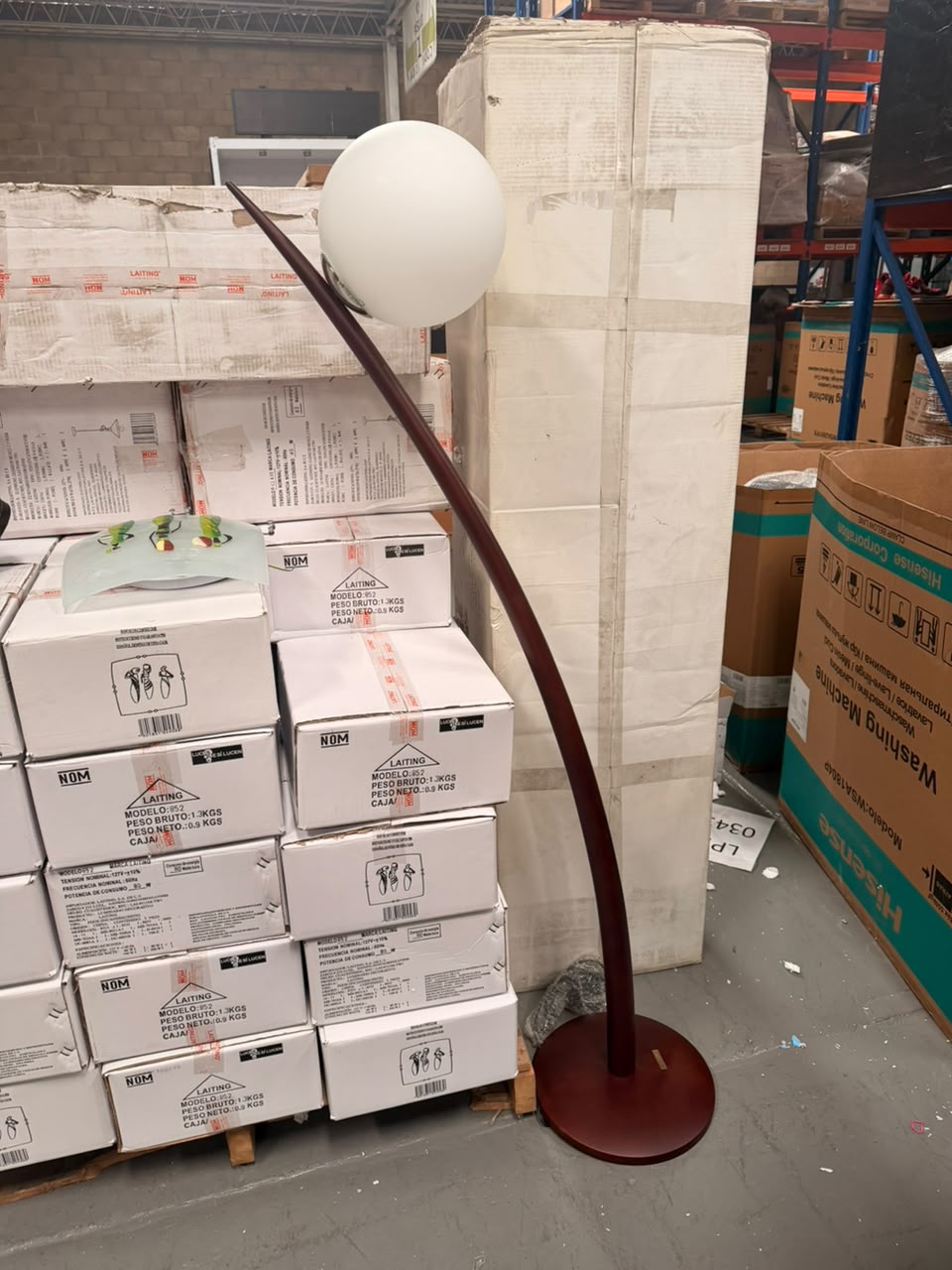 Lote conformado por 102 piezas luminaria laiting, modelos 852, R-Llave y D60-5028