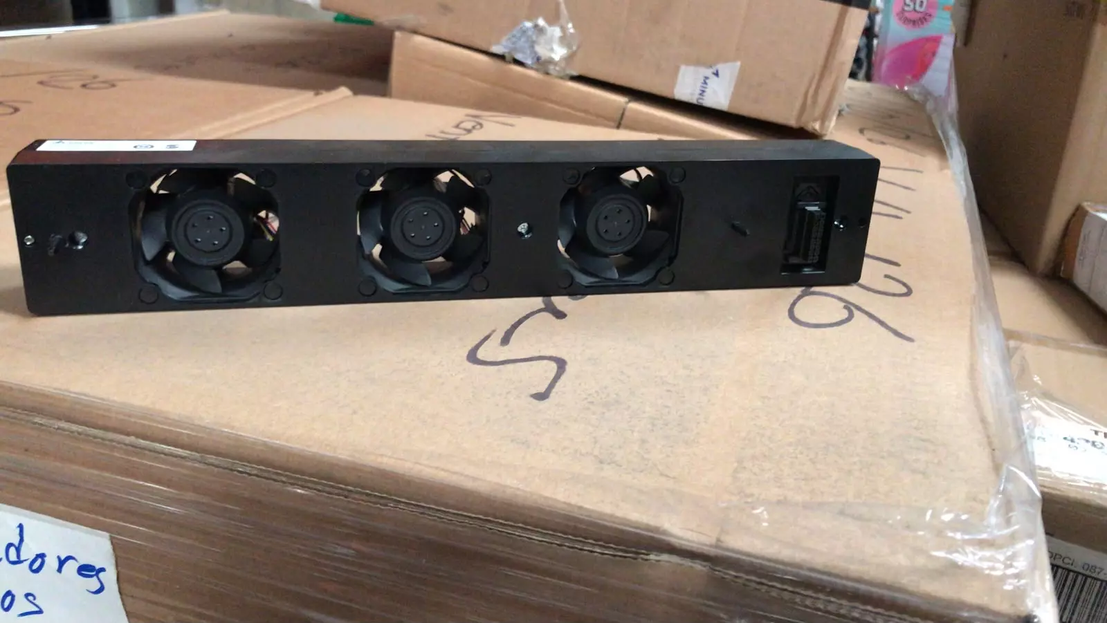 APROX 672 PZAS. DE VENTILADORES PARA RACK CON 3 ABANICOS.