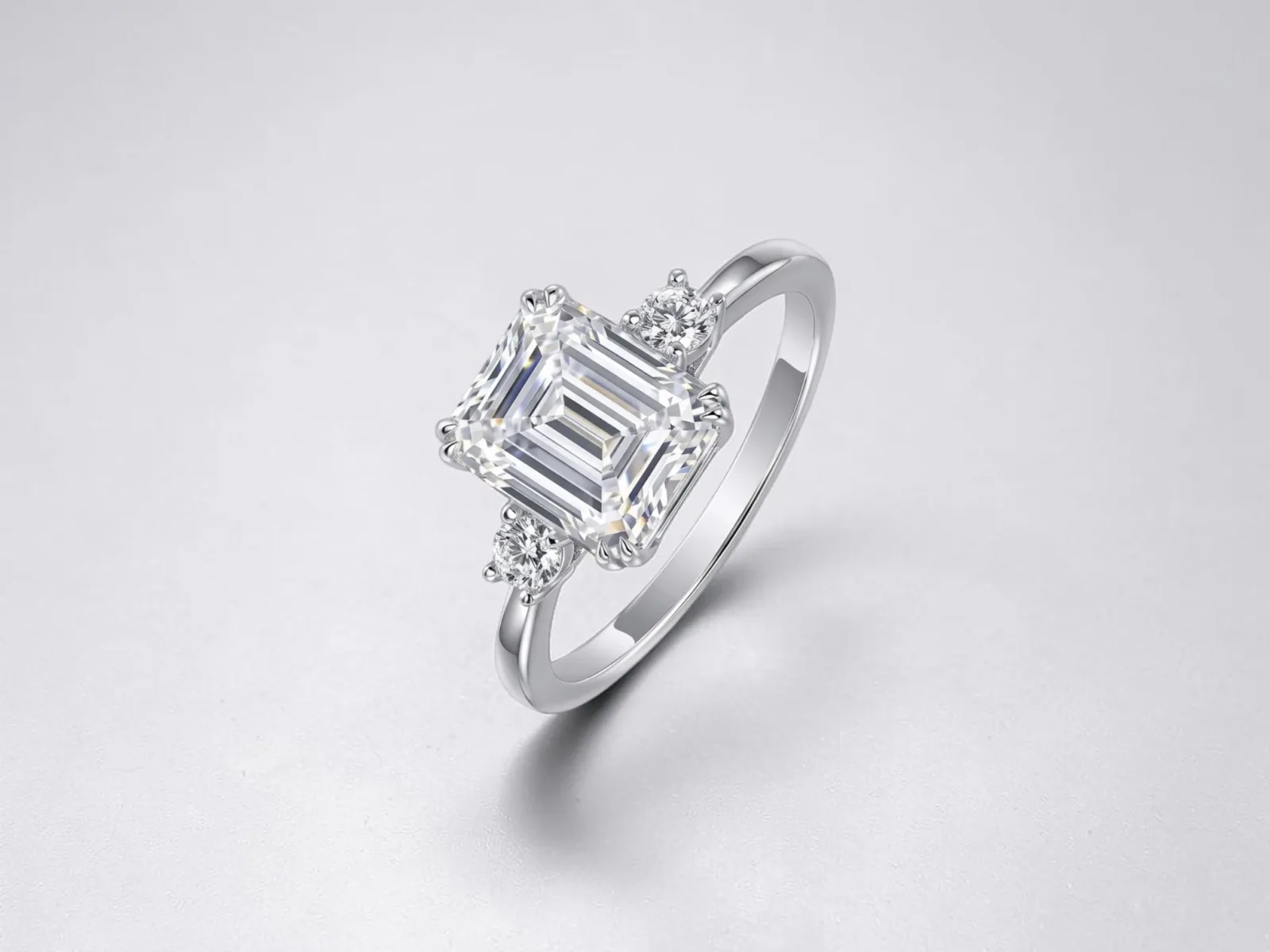 ANILLO DE PLATA CON GEMA CENTRAL