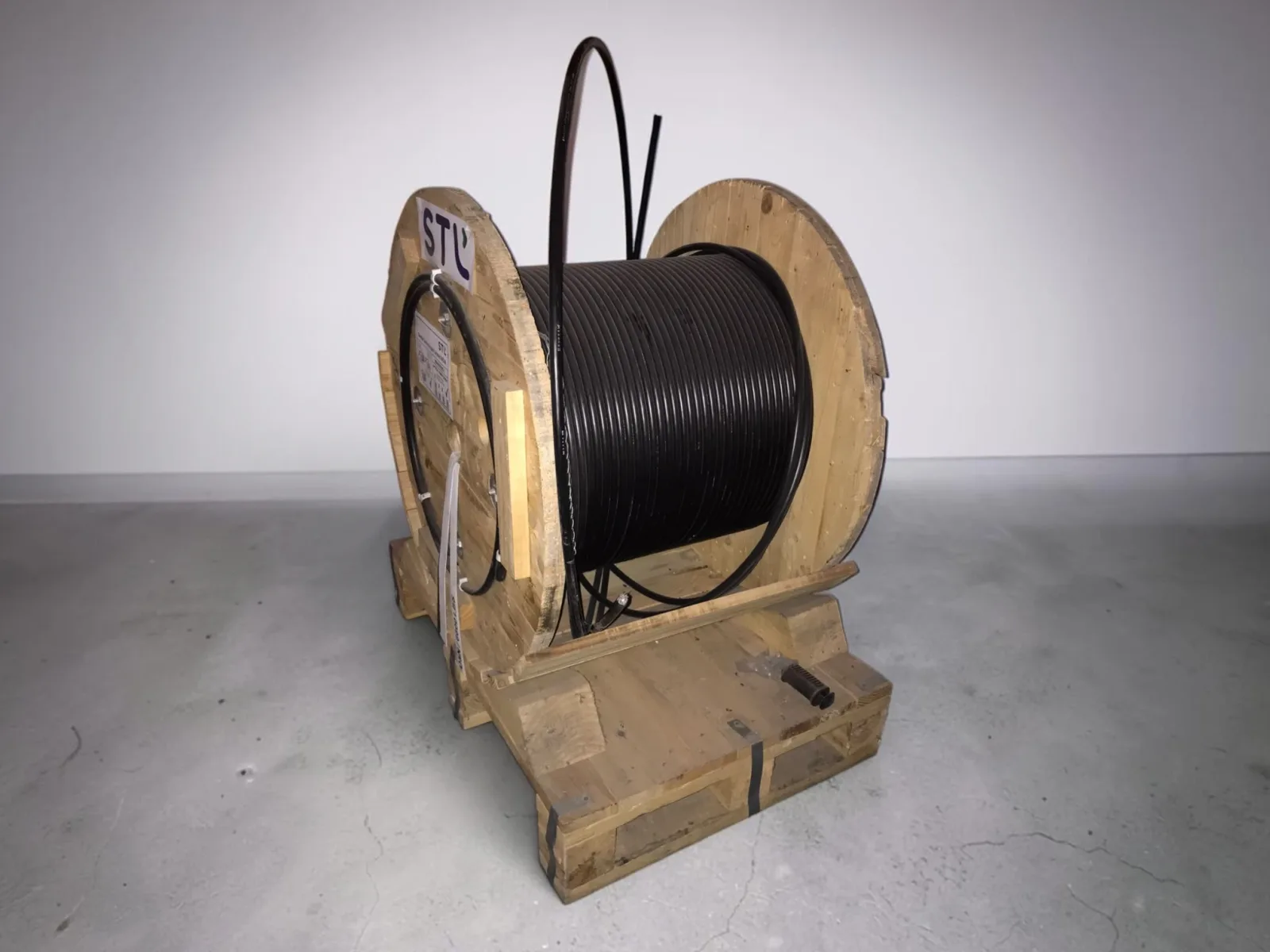 2 BOBINAS DE FIBRA ÓPTICA.