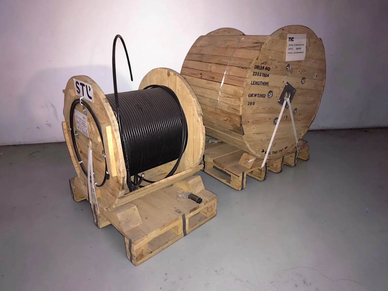 2 BOBINAS DE FIBRA ÓPTICA.