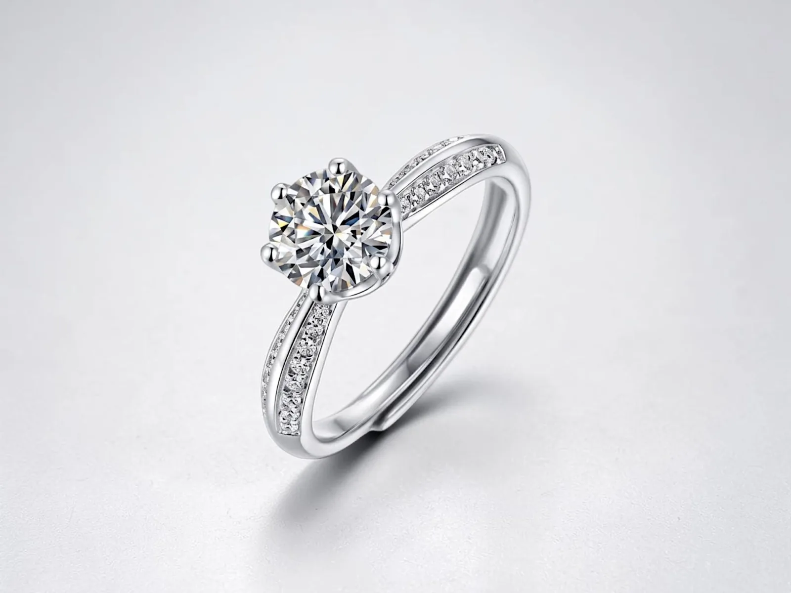 ANILLO CON PIEDRA EN FORMA DE FLOR.