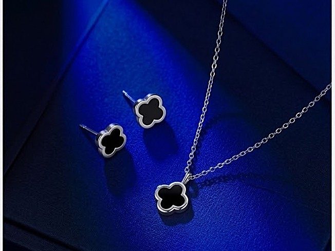 COLLAR CON DIJE DE TRÉBOL - PENDIENTES DE TRÉBOL.