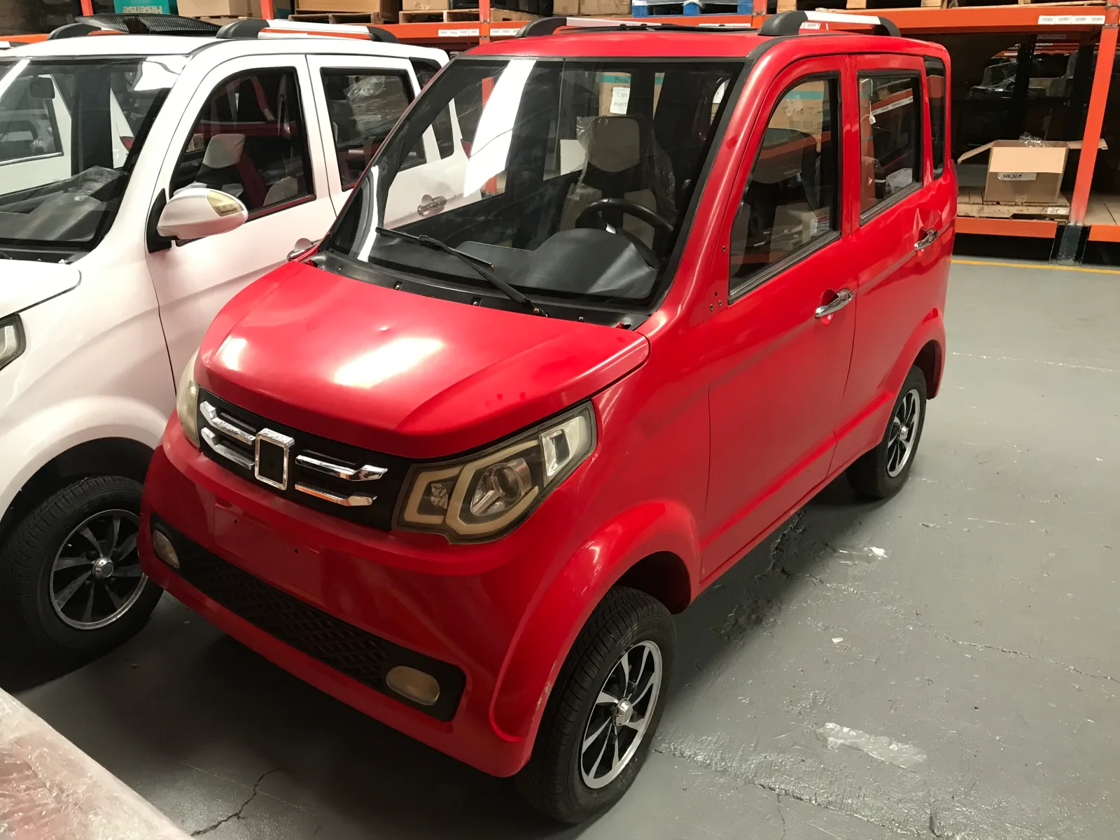 CARRO ELÉCTRICO ROJO.