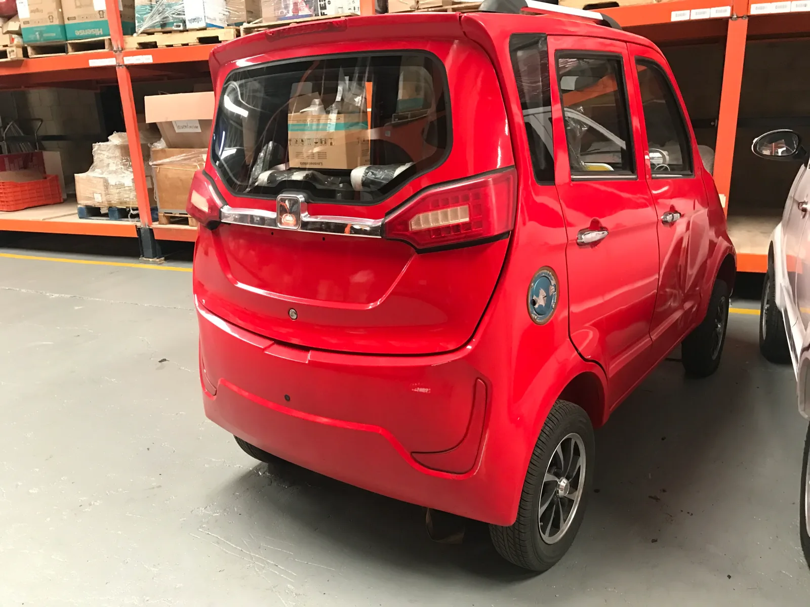 CARRO ELÉCTRICO ROJO.