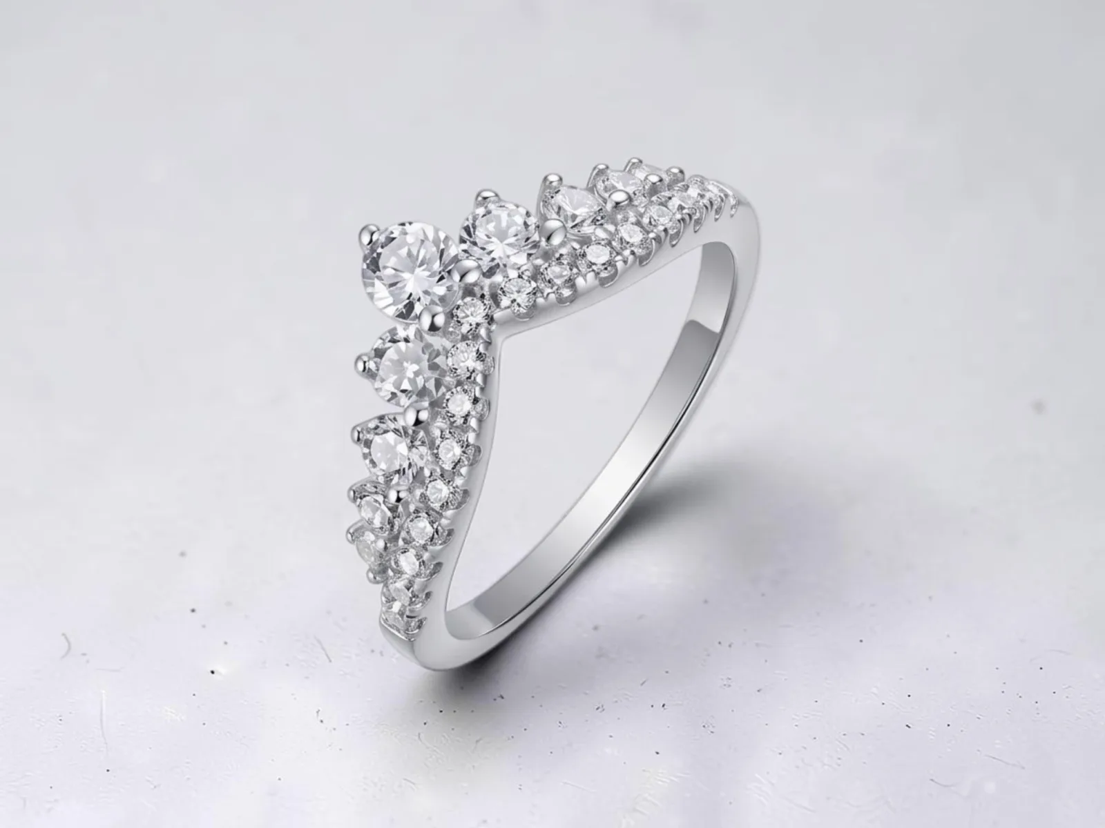 ANILLO EN FORMA DE TIARA.