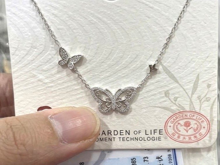 COLLAR CON DIJE DE MARIPOSA.