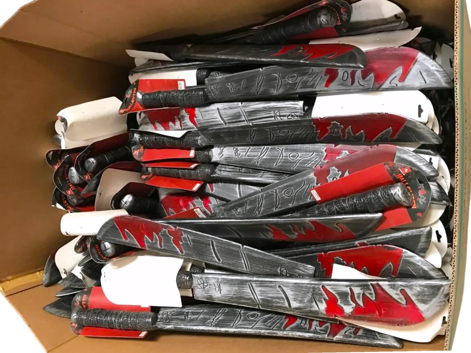 250 PZAS. APROX DE ACCESORIO PARA HALLOWEEN MACHETE.