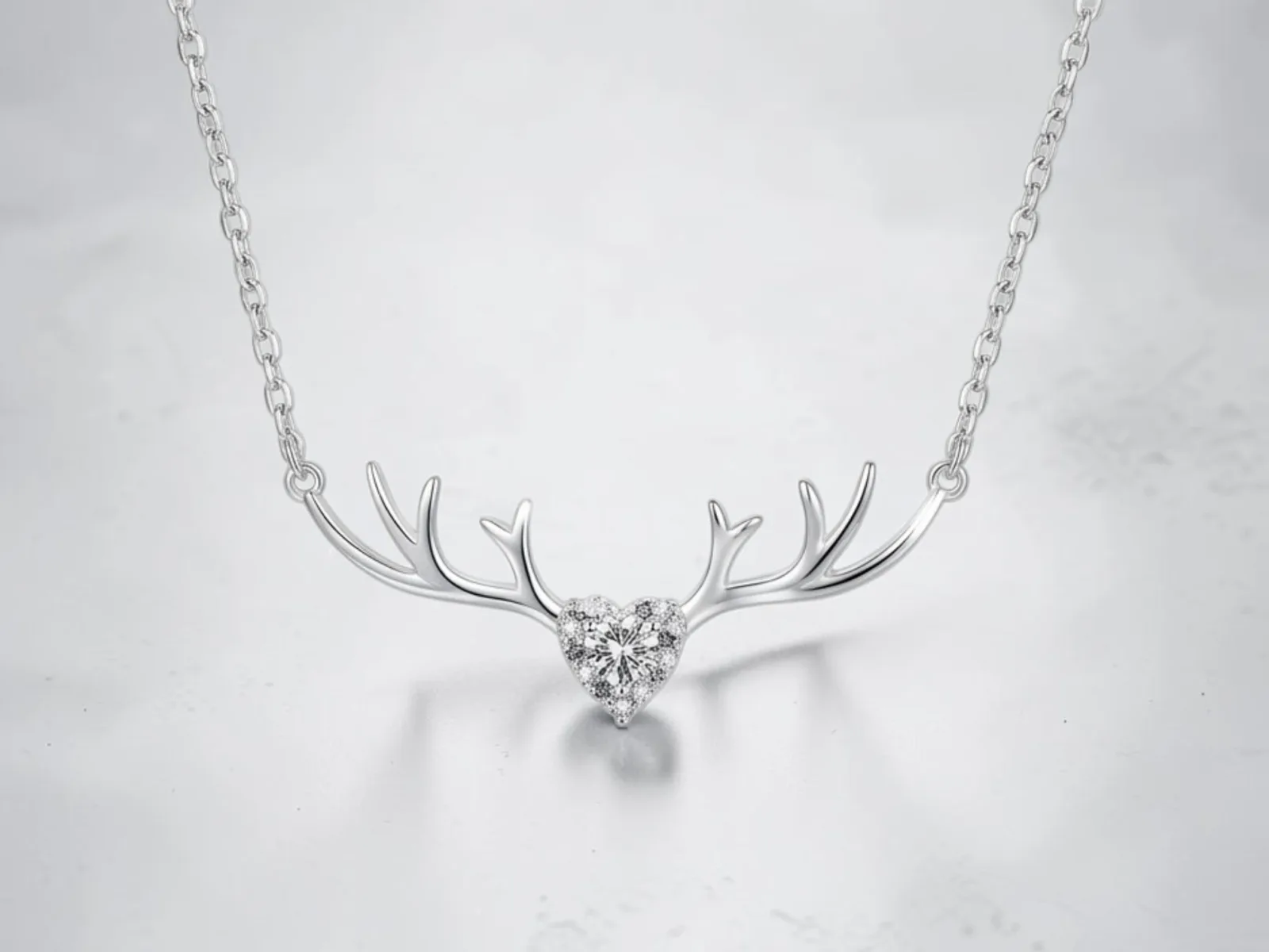 COLLAR CON DIJE DE CORAZÓN.