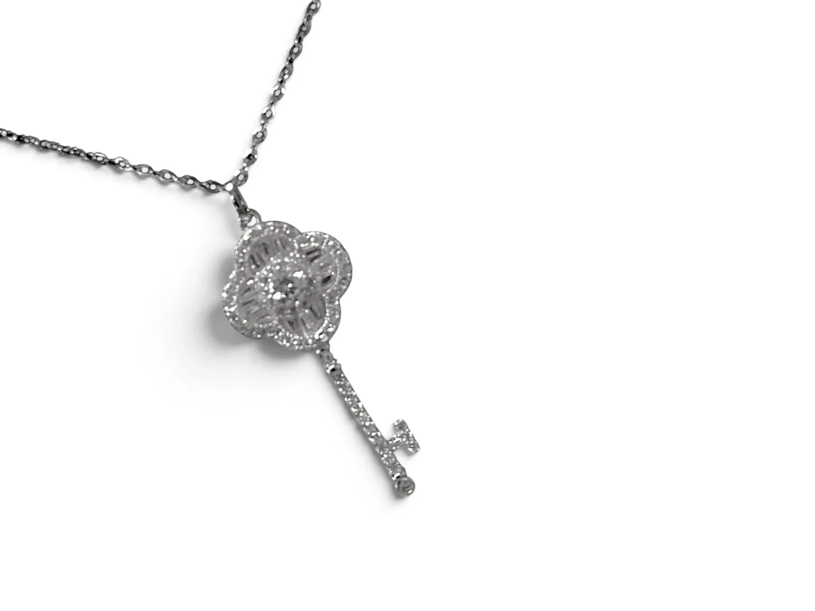 COLLAR CON COLGANTE EN FORMA DE LLAVE Y CABEZA DE TRÉBOL DE CUATRO HOJAS PLATA 925 MOISSANITA. 2.40 gr.