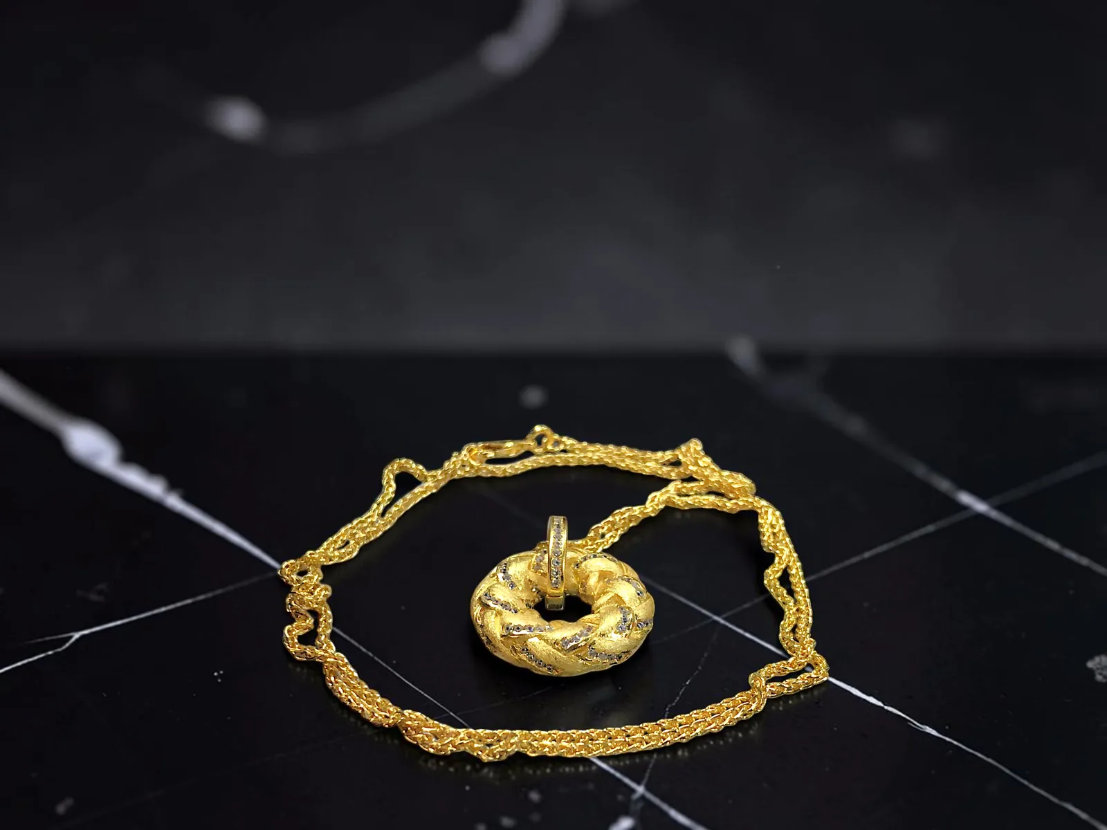 COLLAR CON DIJE  EN FORMA DE ARGOLLA, JOYERÍA FINA DE BISUTERÍA DE ALTA RESISTENCIA Y DURABILIDAD.