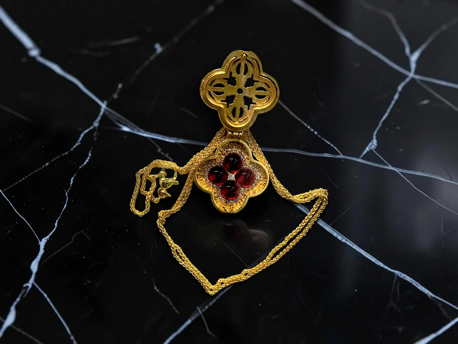 COLLAR CON MEDALLÓN ESTILO RELICARIO, JOYERÍA FINA DE BISUTERÍA DE ALTA RESISTENCIA Y DURABILIDAD.
