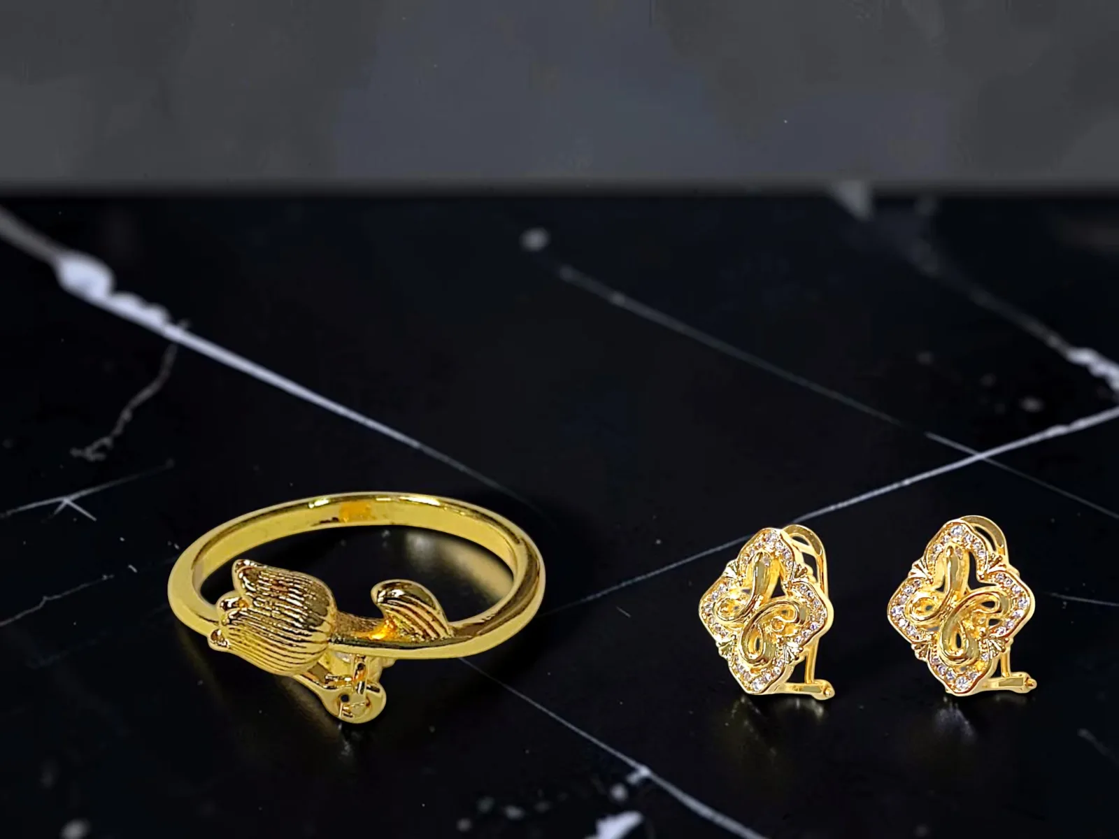 PAR DE PENDIENTES EN FORMA DE NUDO -  ANILLO  CON SILUETA DE TULIPÁN. JOYERÍA FINA DE BISUTERÍA DE ALTA RESISTENCIA Y DURABILIDAD.